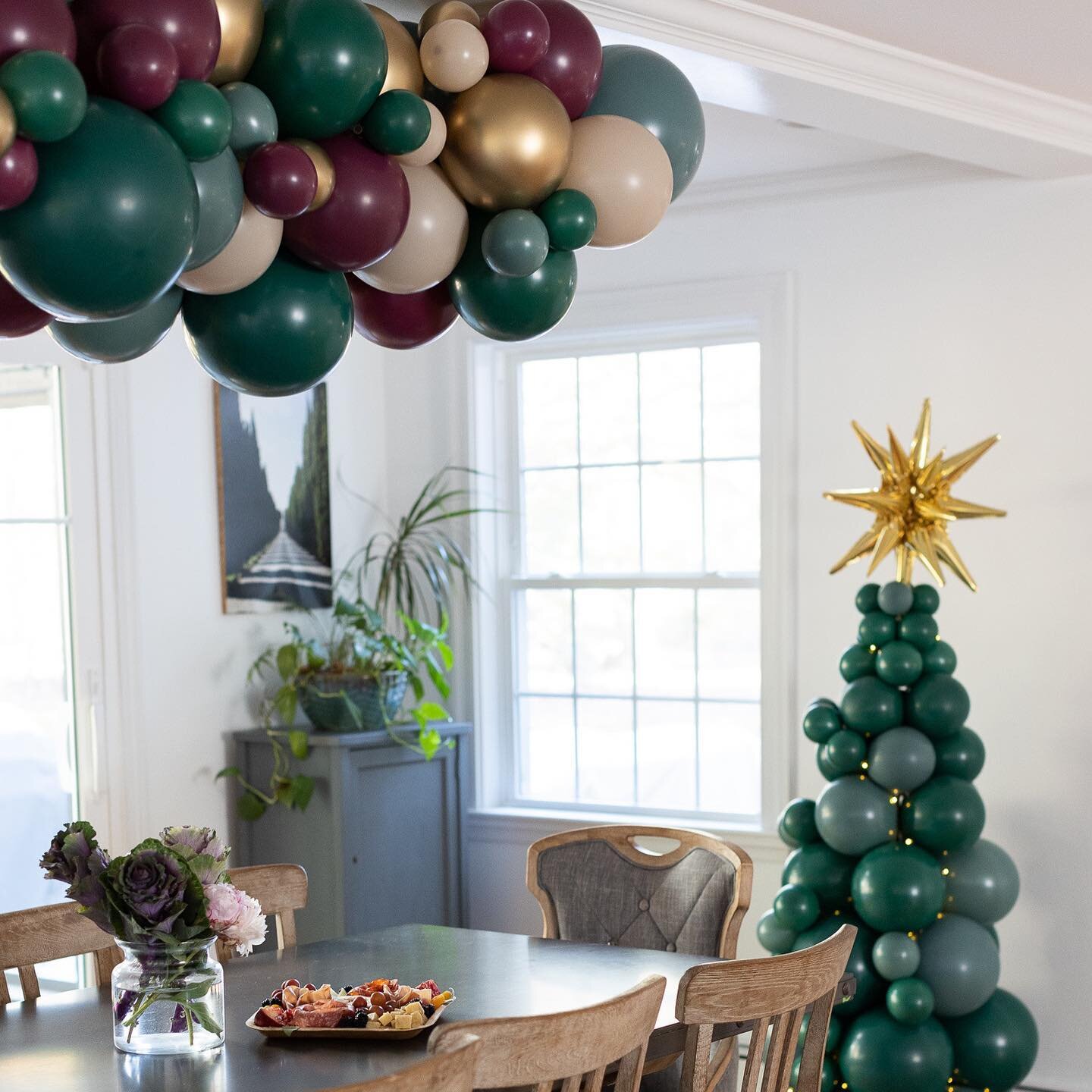 Time to order your holiday Grab&amp;Go garlands and Balloon Christmas trees 🎄🎈&thinsp;&thinsp;
Completely customizable and can be make in colors of your choice. &thinsp;&thinsp;
Grab and go garlands make it super easy when it comes to decorating fo