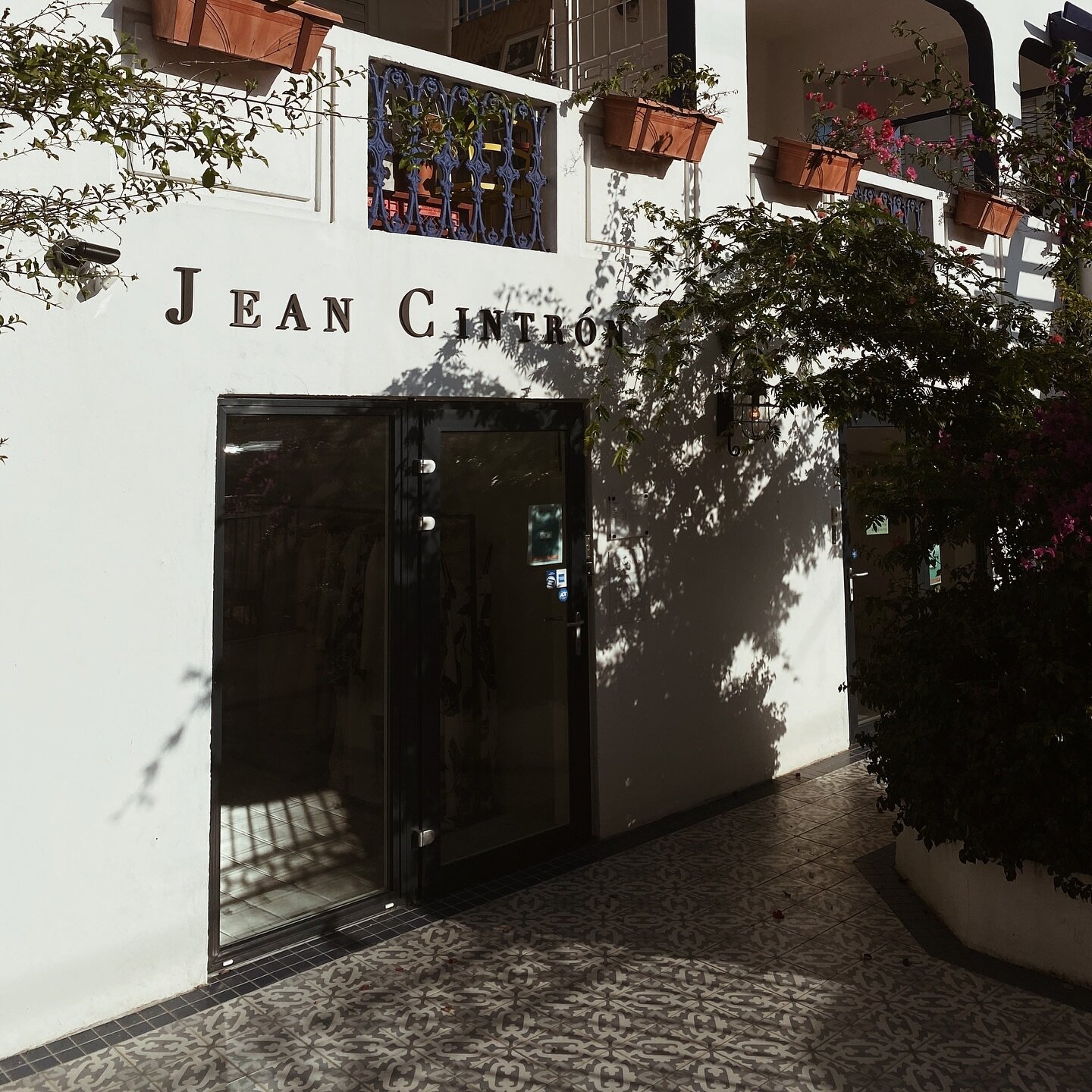 Jean Cintron Store - 615 Calle Cerra