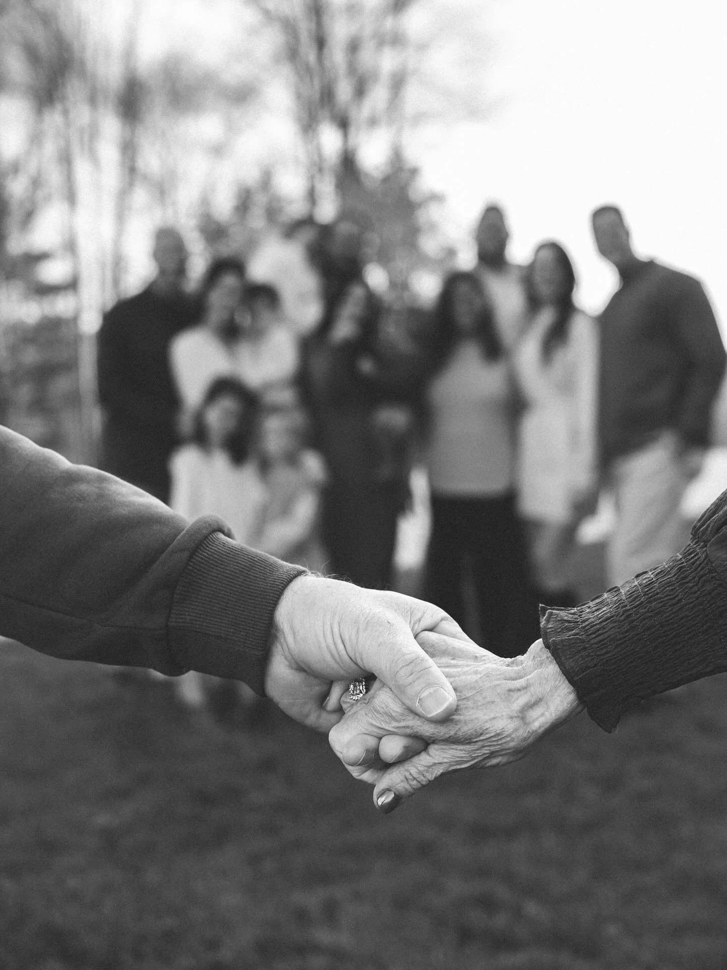 Extended family moments with the Liddles 🥹

Lots more sweetness to come!
.
.
.
#familyphotographer #familyphotography #portraitphotographer #lifestylephotographer #pittsburghphotographer #paphotographer #family