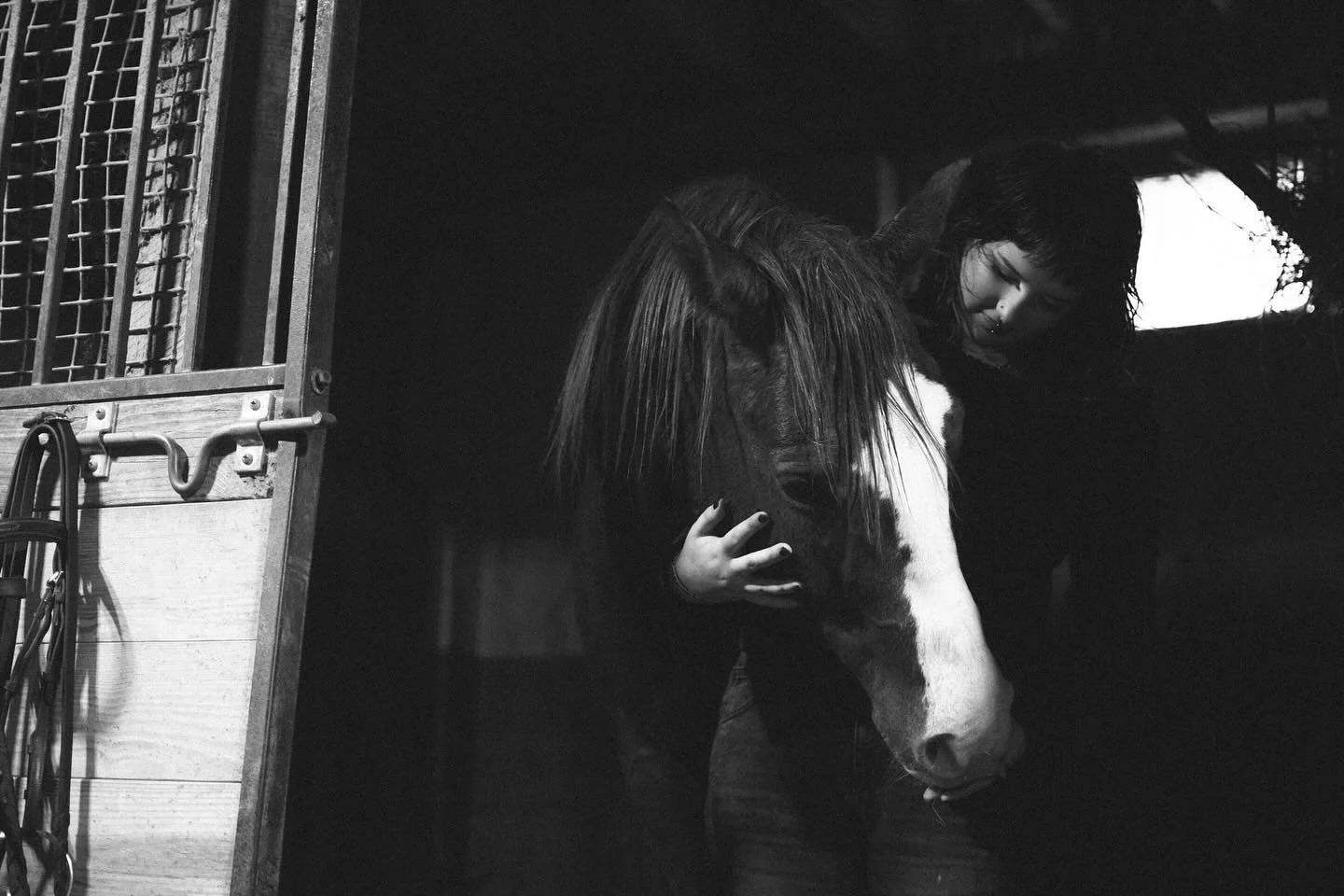 An intimate moment between friends.🤍

@bannon_ruby + Oliver
.
.
.
#portraitphotographer #portraitphotography #lifestylephotographer #seniorphotographer #seniorpictures #documentarystyle #pittsburghphotographer