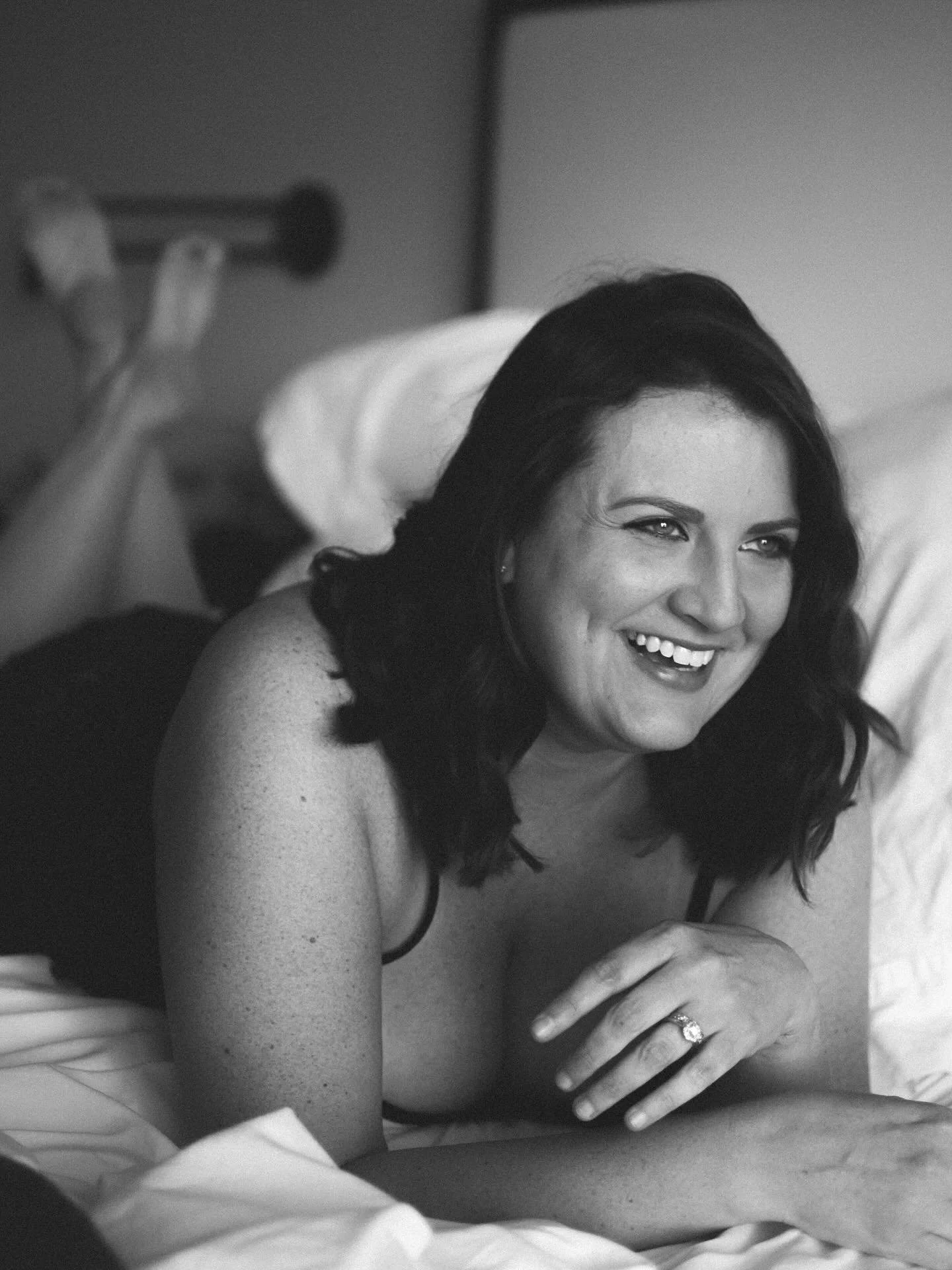 Giggly, intimate portrait sessions are the best. Ladies &mdash; who wants to play with me next? 👀

Bring a friend, make a playlist, sip on some mimosas or iced coffee. I promise it&rsquo;s so fun! 🥰