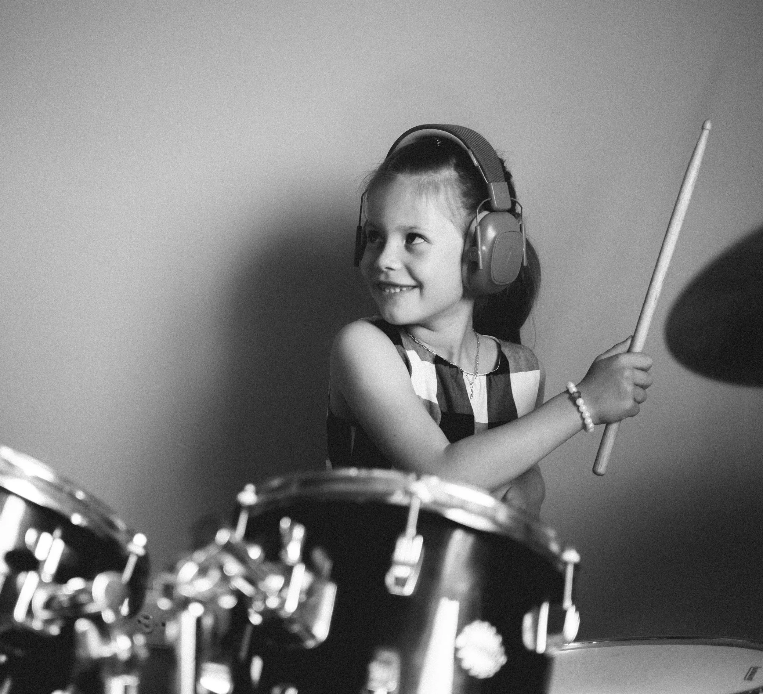 Zosia on the drums.🤩
.
.
.
#familyphotographer #lifestylephotographer #portraitphotographer #documentarystyle #pittsburghphotographer