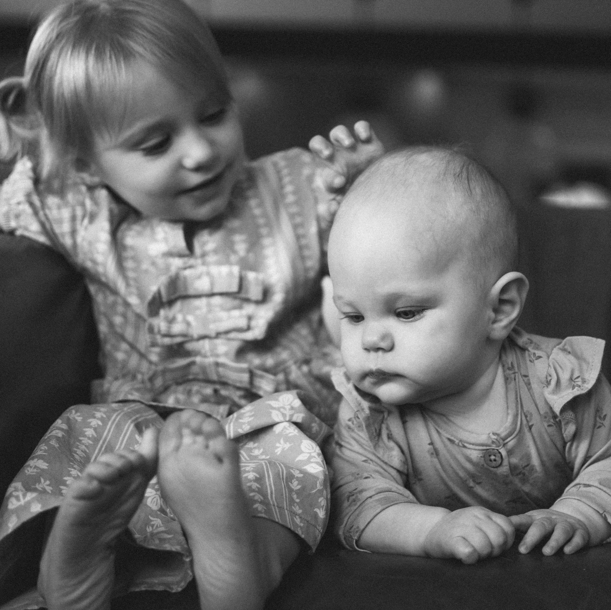 Cousins&rsquo; first meeting 😇
.
.
.
#familyphotographer #portraitphotographer #lifestylephotographer #documentarystyle #pittsburghphotographer