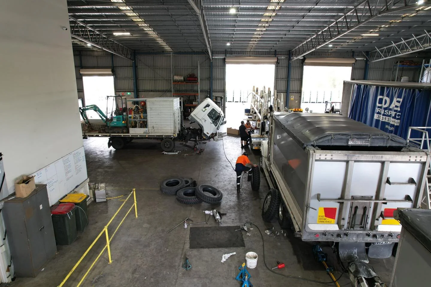 Busy day in the workshop! Professional heavy vehicle repairs, services, tyres and blue slips 🛠️

Contact us for all your heavy vehicle needs 📞 💬