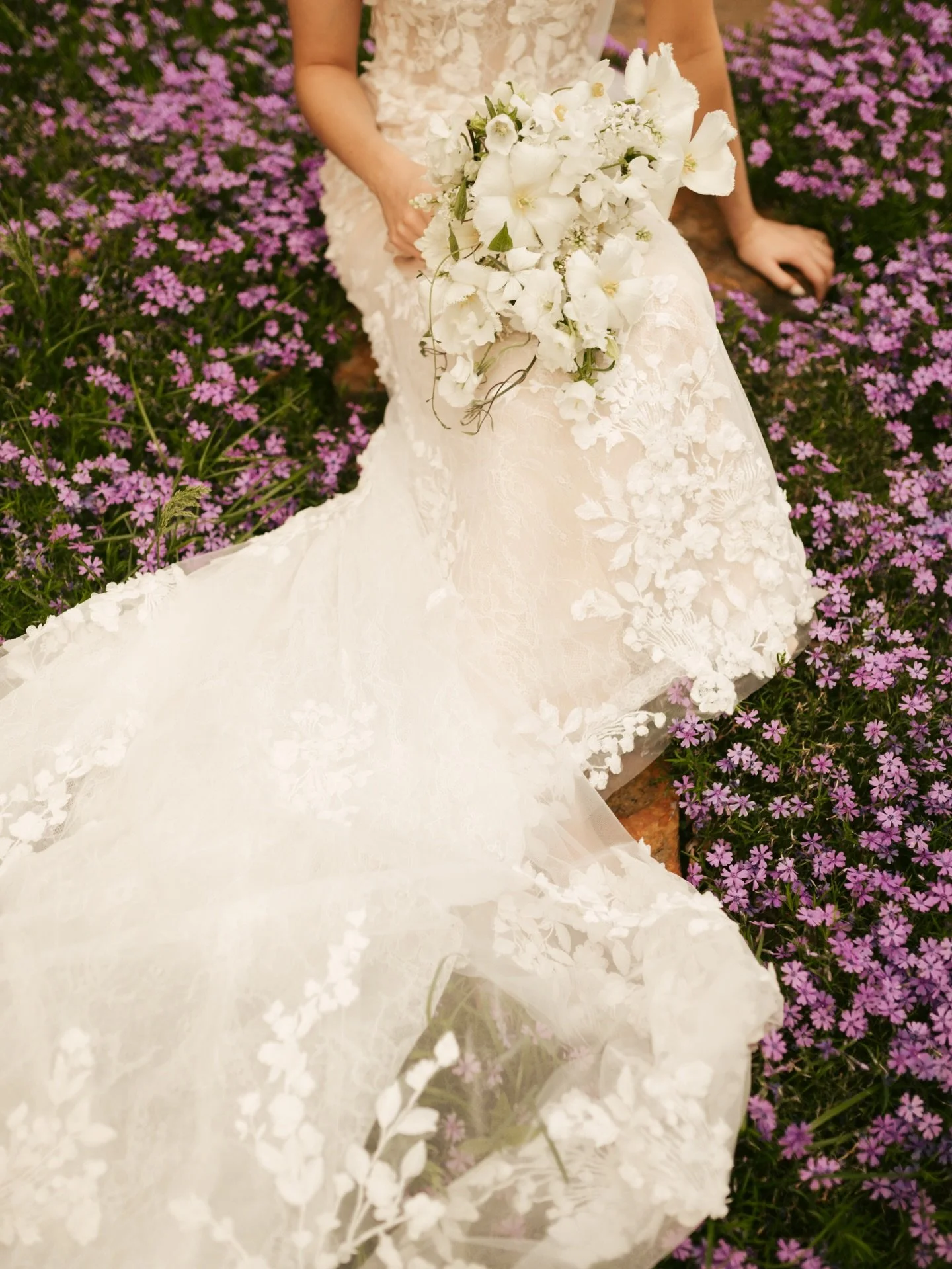 Outdoor spring weddings in Minnesota are wildly underrated. ✨

+ Gorgeous temps 
+ High energy from guests and vendors 
+ Shockingly fast gallery turnarounds are a possibility 
+ Trendsetter status for that wedding season 
+ Freedom to move on from w