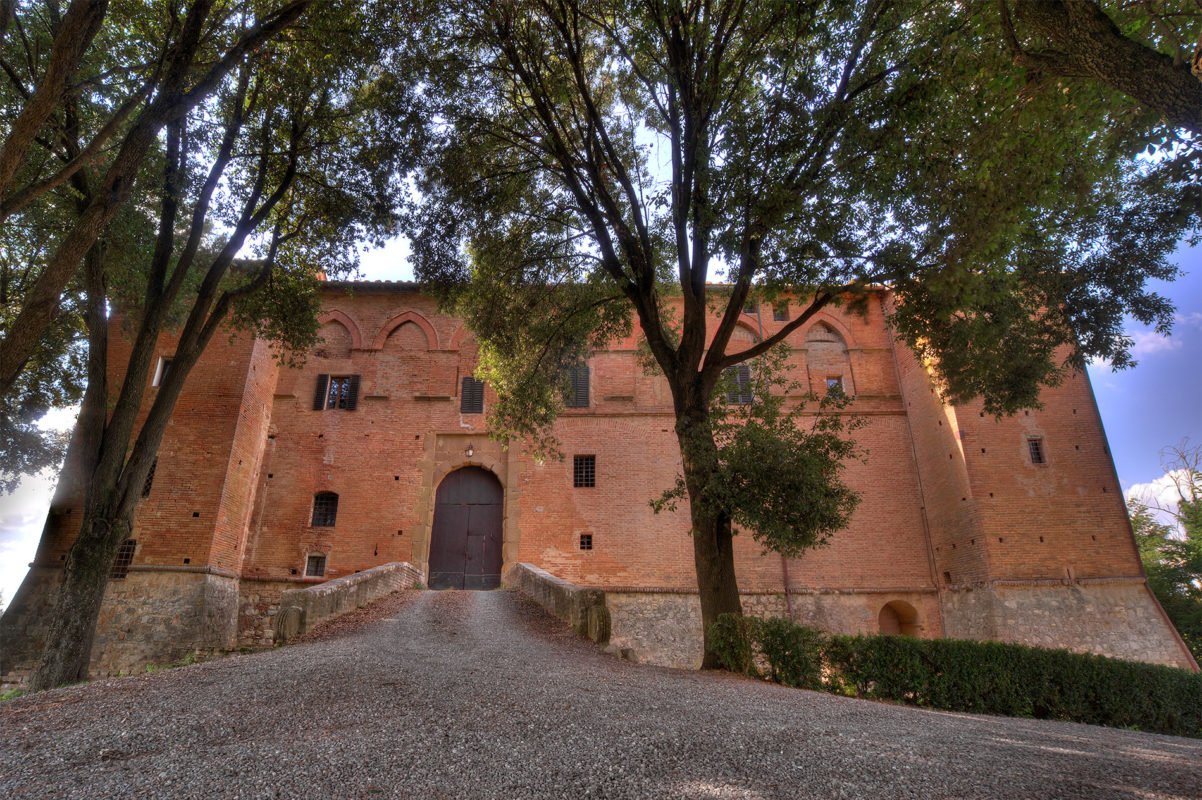 Castello-Tricerchi-Montalcino-1202x800.jpg