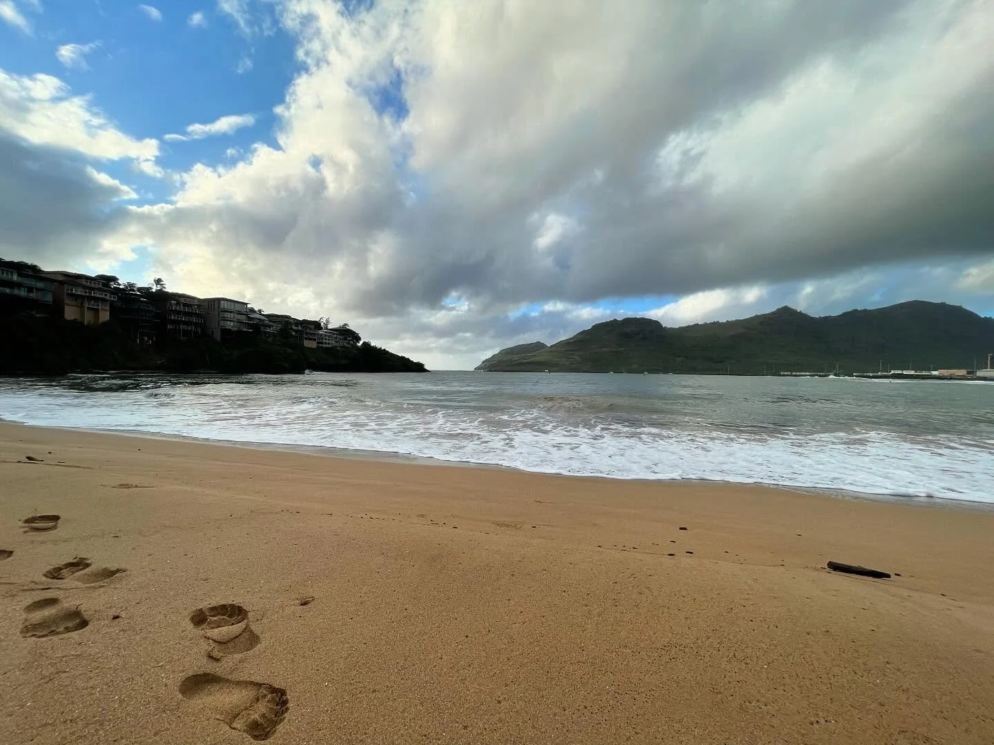 I was thinking today that it was only a month ago that I was at the Kauai Writer's Conference in Hawaii...why does it feel like a year ago? I want to feel my feet sinking in this sand again! Kalapakī Beach&hellip;footsteps from November 18, 2024&hell