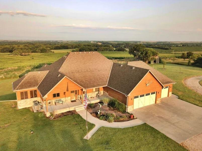 Trouvaille Hunting Lodge offers guided hunts in Lebanon, KS | pheasant, quail, dove, greater prairie chicken, duck, turkey, &amp; deer