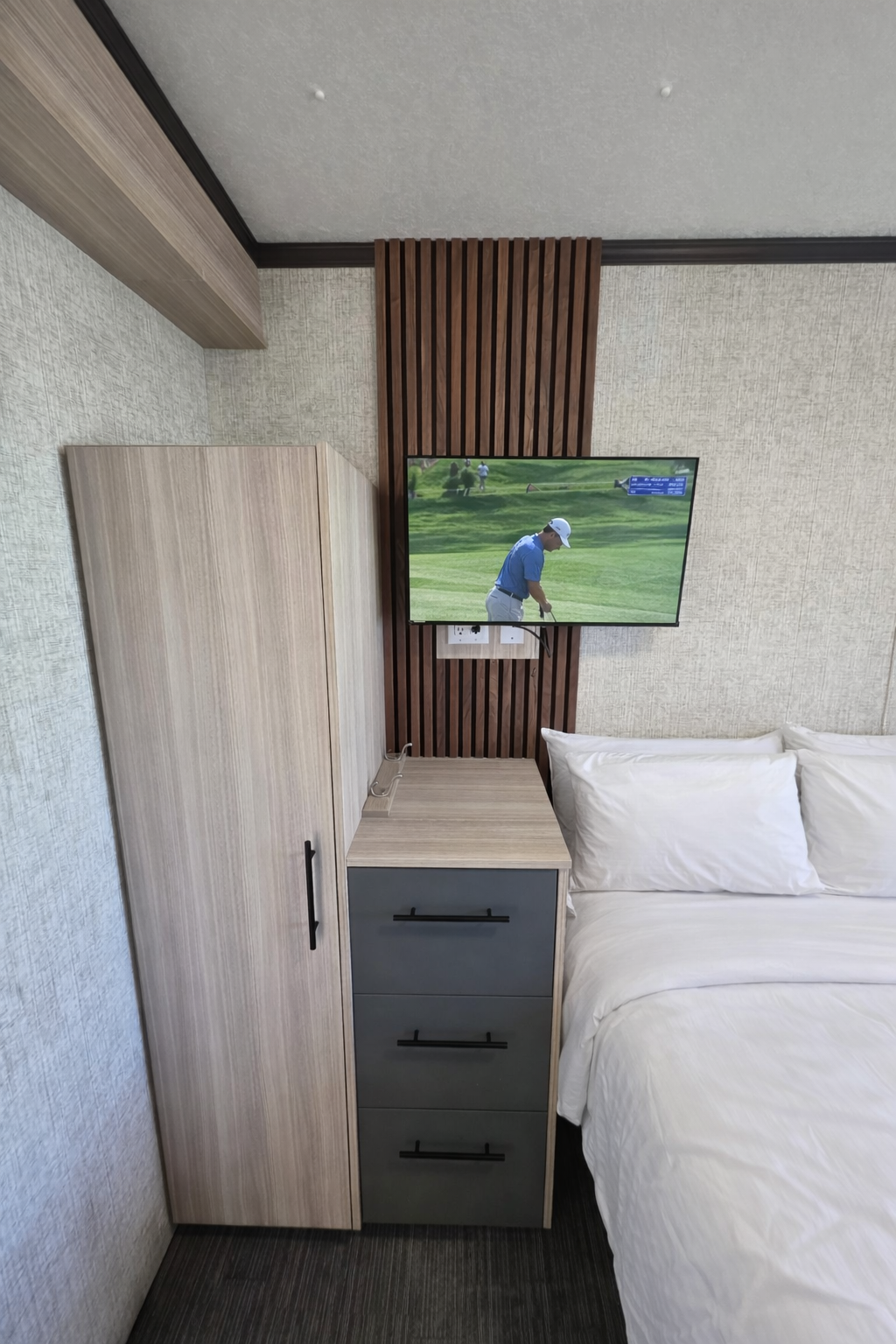 Komplete - 39 bed dorm (bed side table).png