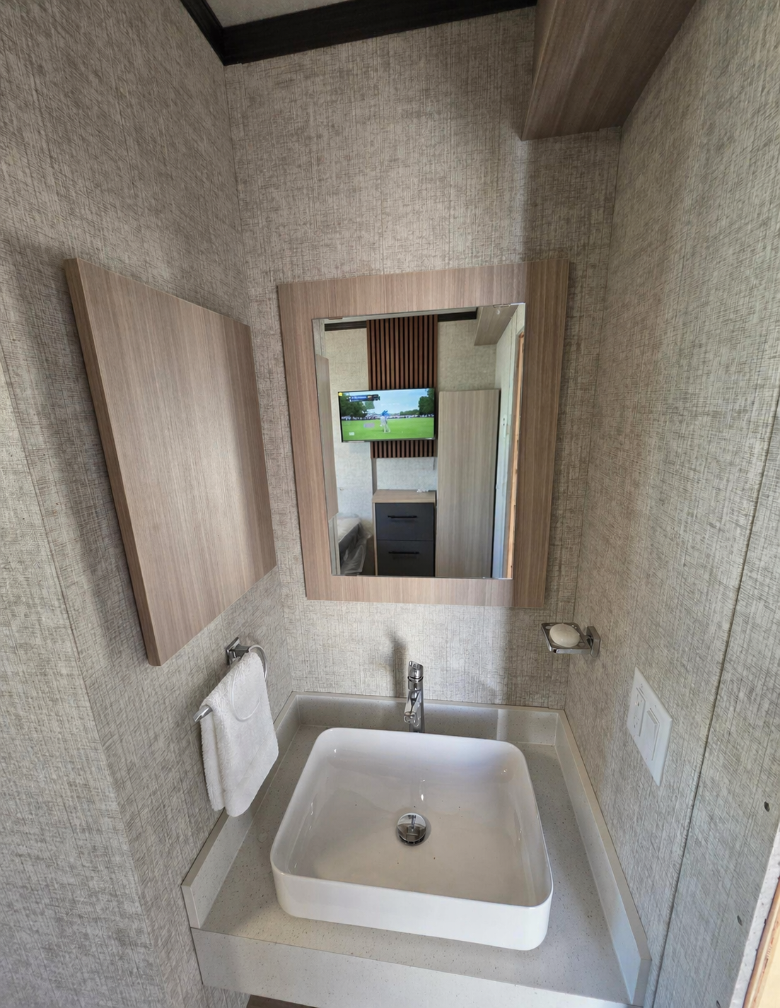 Komplete - 39 bed dorm (sink area).png