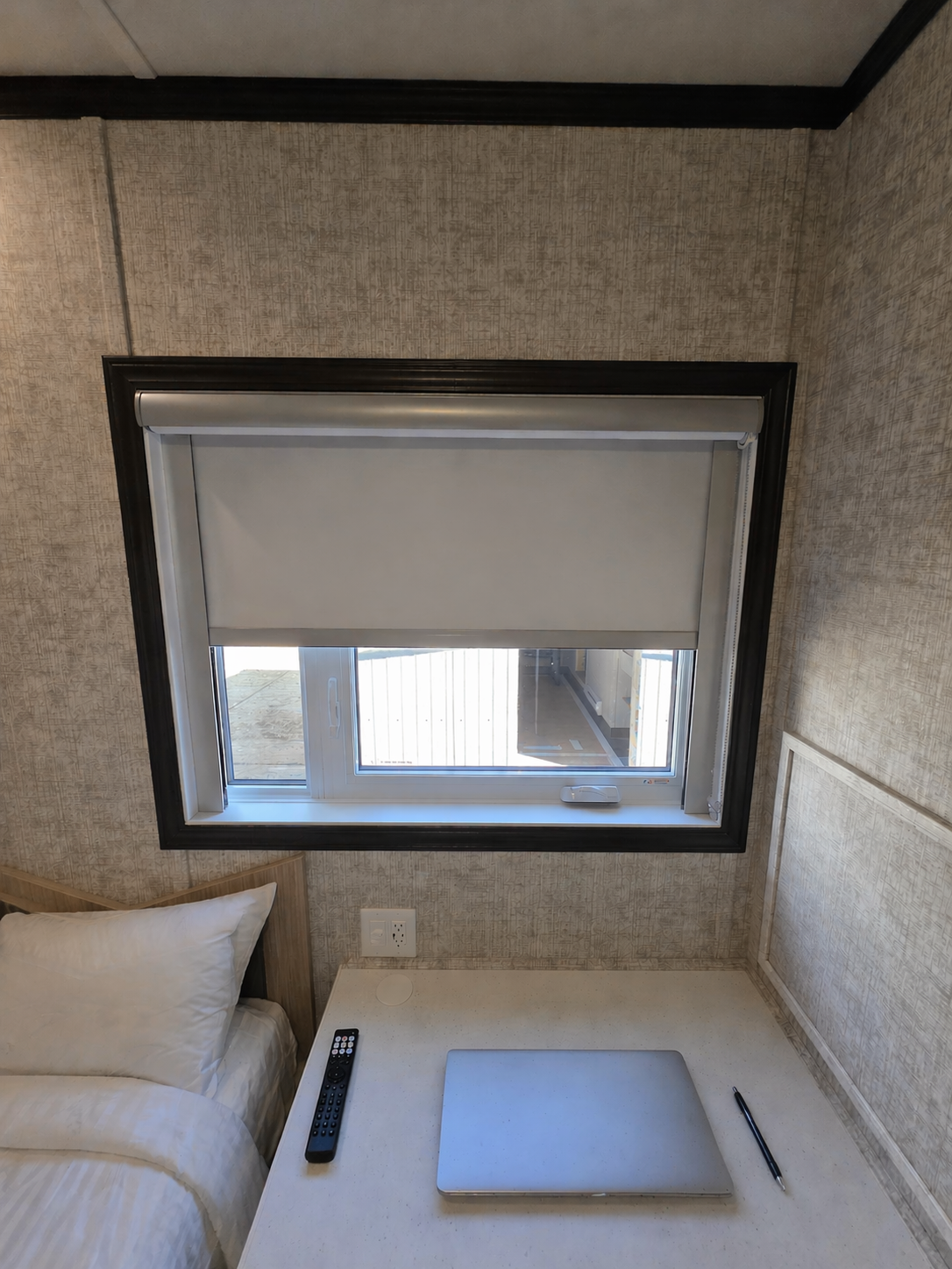 Komplete - 39 bed dorm (desk).png