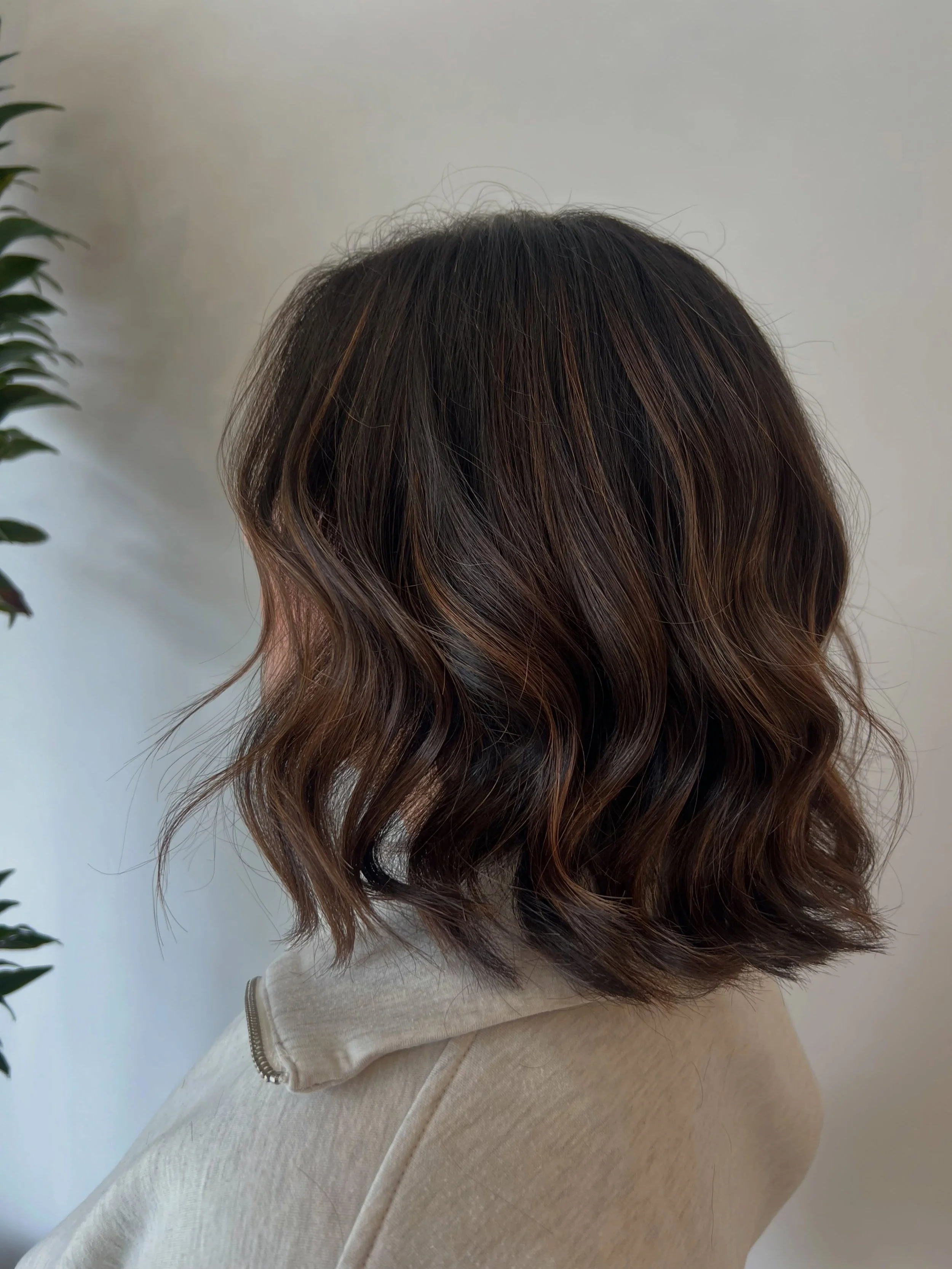 BALAYAGE BECAUSE:
Low maintenance 
Long lasting
Dimensional brunette color
No harsh grow-outs
Blendy
Ribbony 🎀
Dopamine hit when you look in the mirror 😍😍🧠
Lots and lots of compliments 
Looks expensive even in a messy bun 😂
Need I say more??

Dm