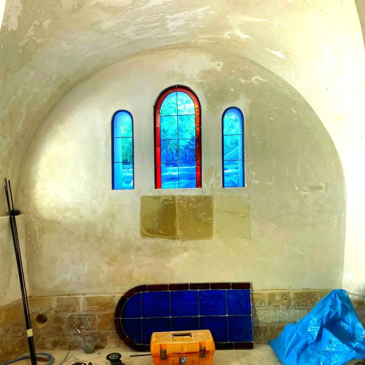 Nous sommes tr&egrave;s heureux d&rsquo;avoir particip&eacute; &agrave; la restauration de la chapelle Glaci&egrave;res du Parc Pic &agrave;  Vanves (92), en sous traitance d&rsquo; art et Technique du Bois. 👏💡

#vitrail #patrimoine ##vitrailliste 