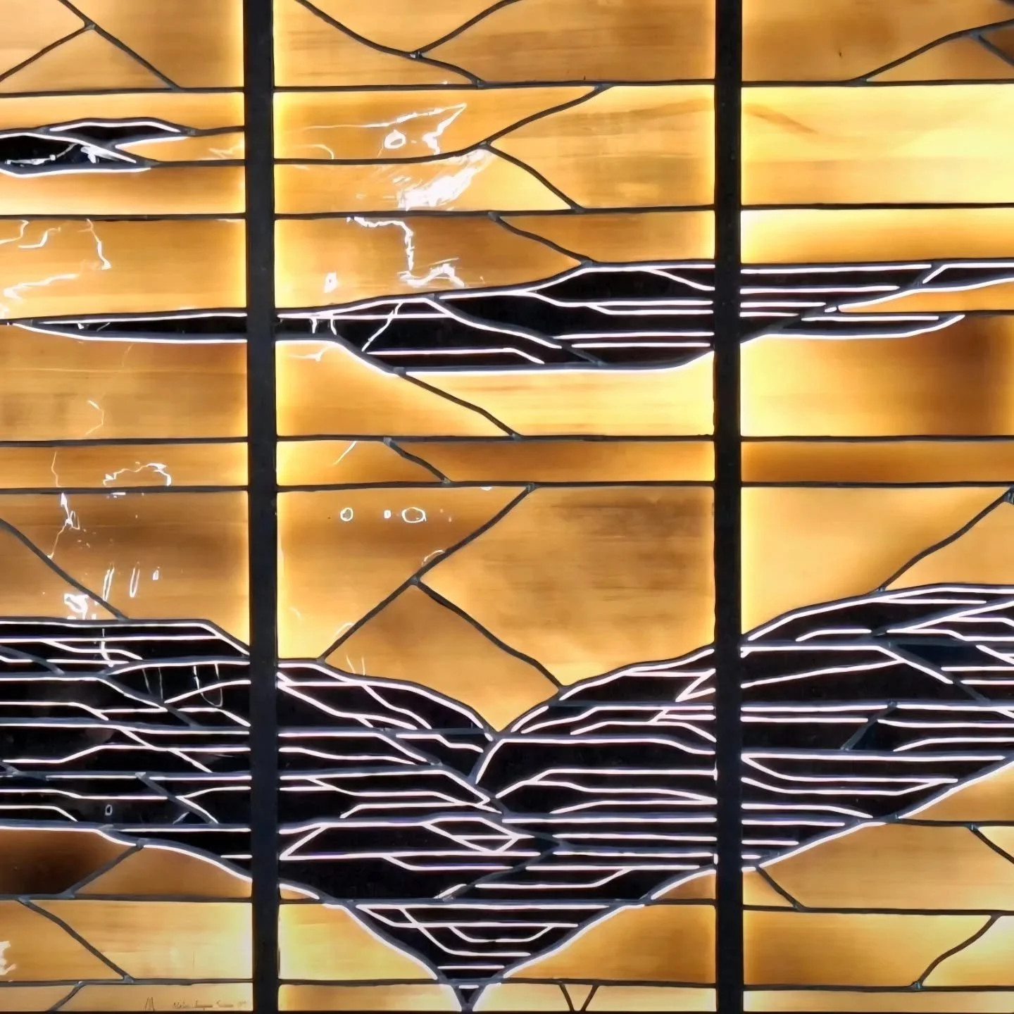 Nous sommes tr&egrave;s touch&eacute;s d&rsquo;avoir pu restaurer et remettre en lumi&egrave;re par r&eacute;tro-&eacute;clairage ce vitrail de Beno&icirc;t Marq de 1985, pour le Mus&eacute;e de la reddition &agrave; Reims. R&eacute;ouverture pour Ma