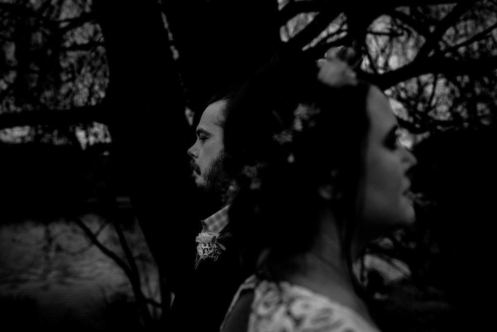black and white photograph of the bride and groom in front of the weeping willow tree