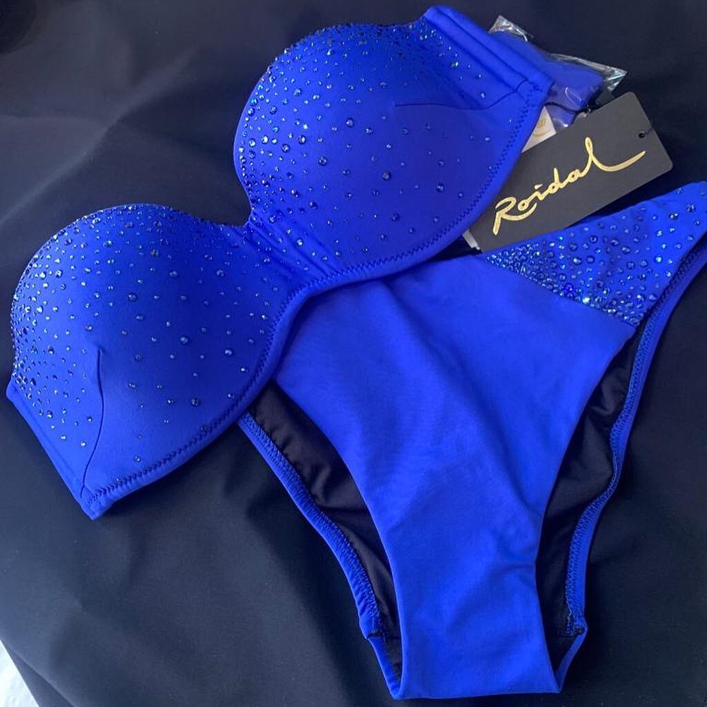 Happy Friday! ✨✨✨✨✨✨ Our stunning new Roidal pieces! 

Two-piece bikini. Bandeau-shaped neckline with underwire and side rods for greater support and optimum support. Feminine and very flattering deep blue with crystal embellishment. Includes optiona