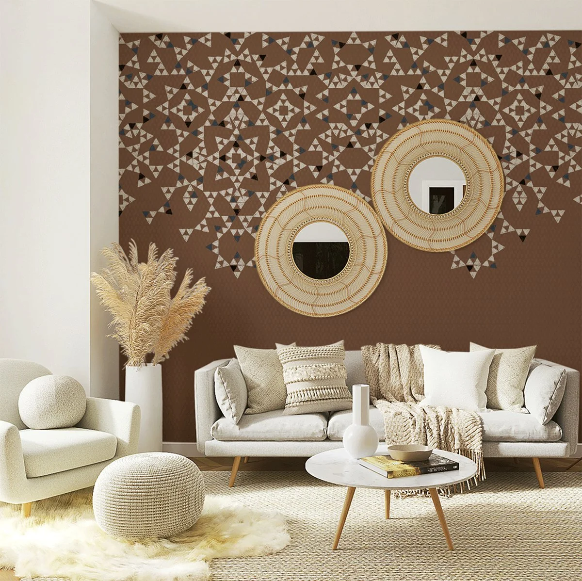 Salon moderne avec un mur marron orné de motifs géométriques, deux miroirs ronds en rotin, canapé beige avec coussins, table basse ronde en marbre, vases et décoration en osier, ambiance chaleureuse et neutre.
