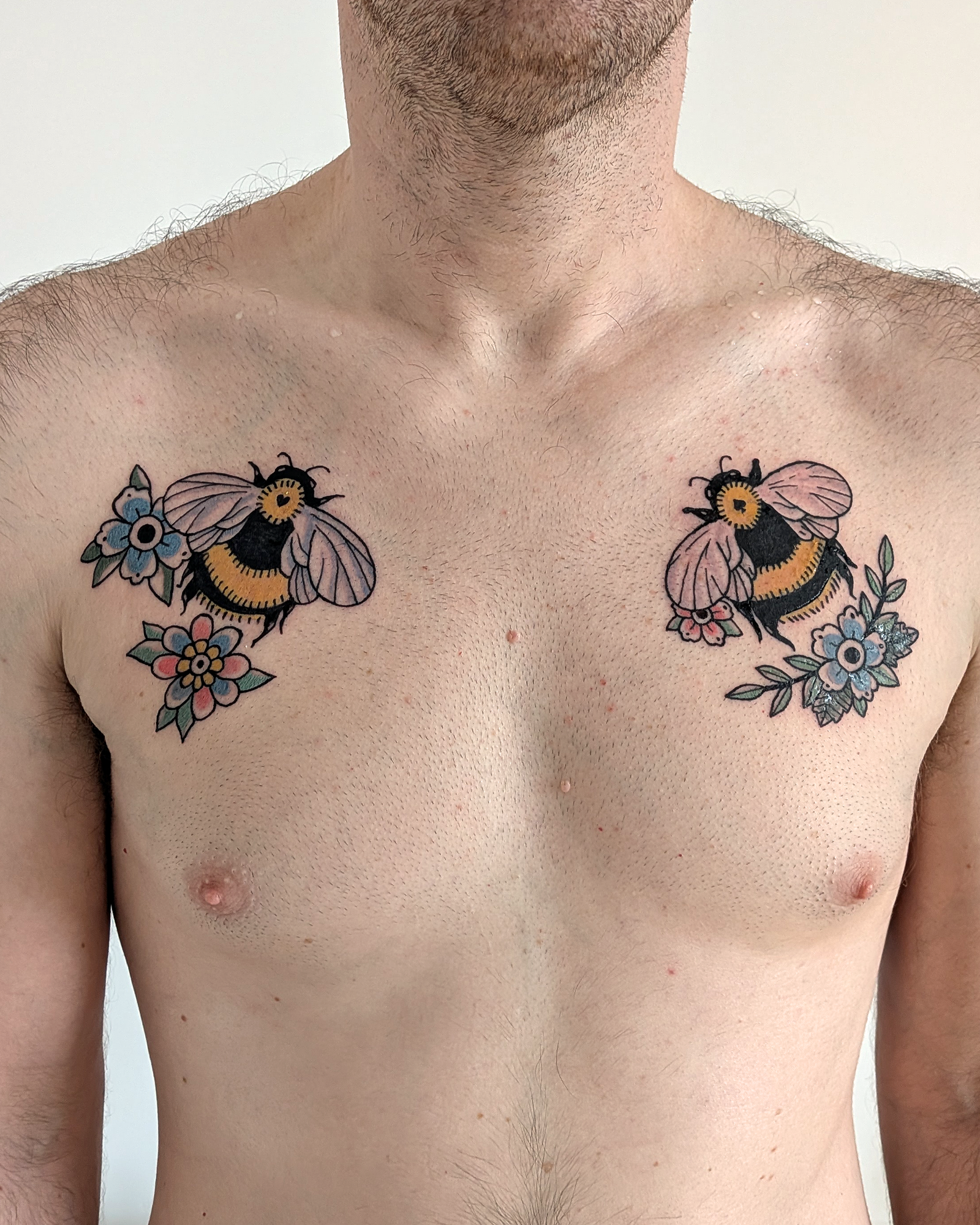 Le projet de Victorien, deux bourdons en couleurs dans un style traditionnel