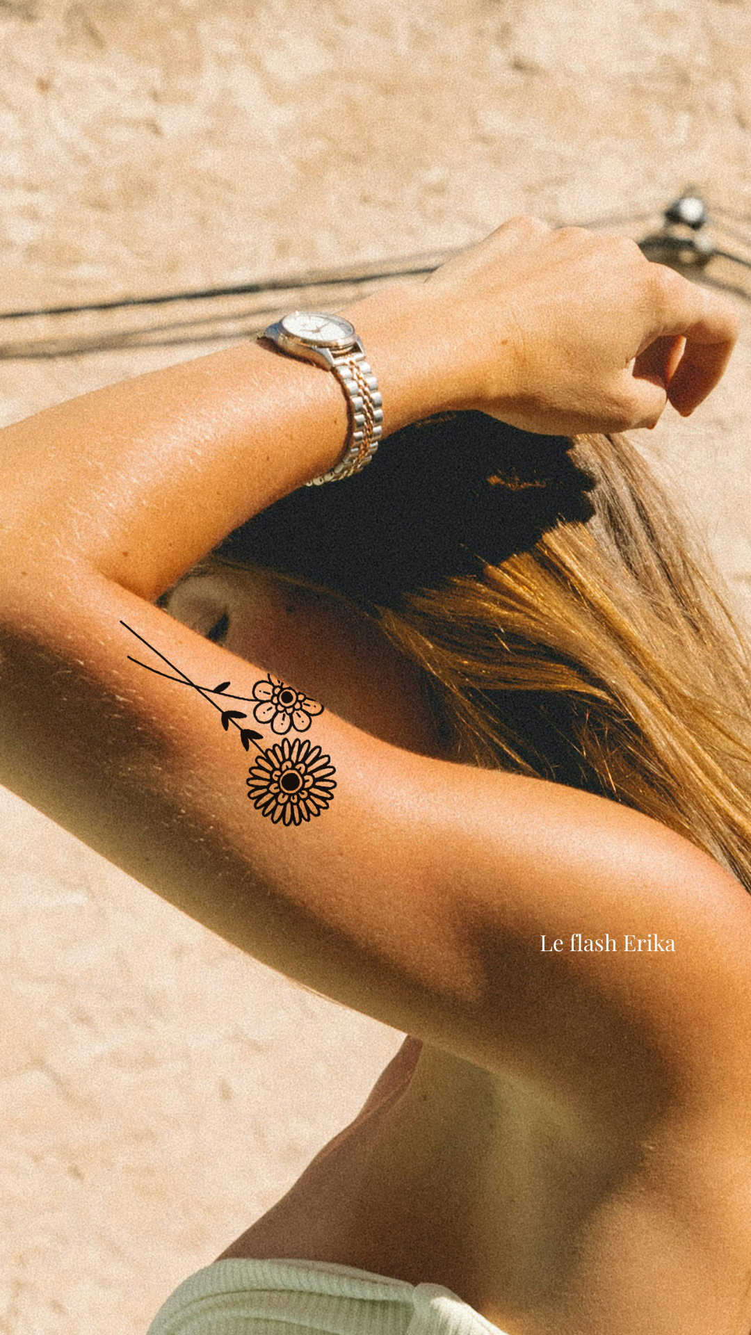 Petit tatouage floral minimaliste