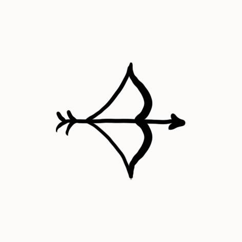 Tatouage noir d'une flèche entrelacée avec un cœur et une bande d'arc