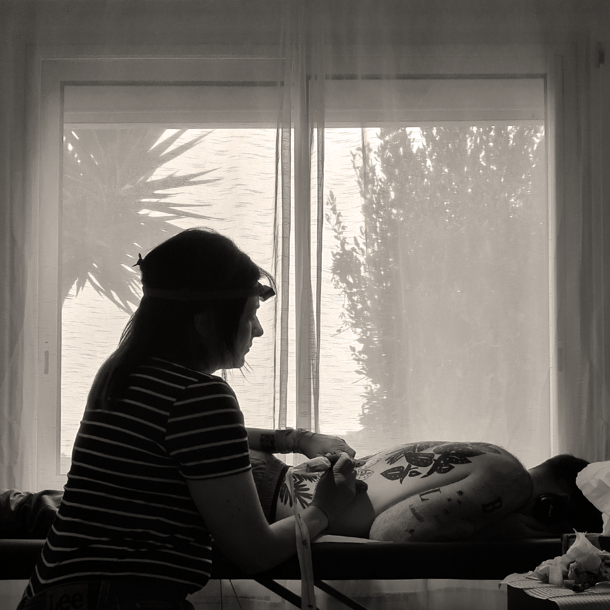 Camille Tardif en train de tatouer