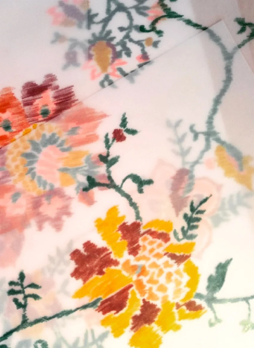 Fleurs colorées sur toile de fond blanche, motifs floraux dans des tons jaunes, rouges, roses et verts.