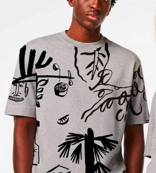 Homme portant un T-shirt gris avec des dessins noirs abstraits