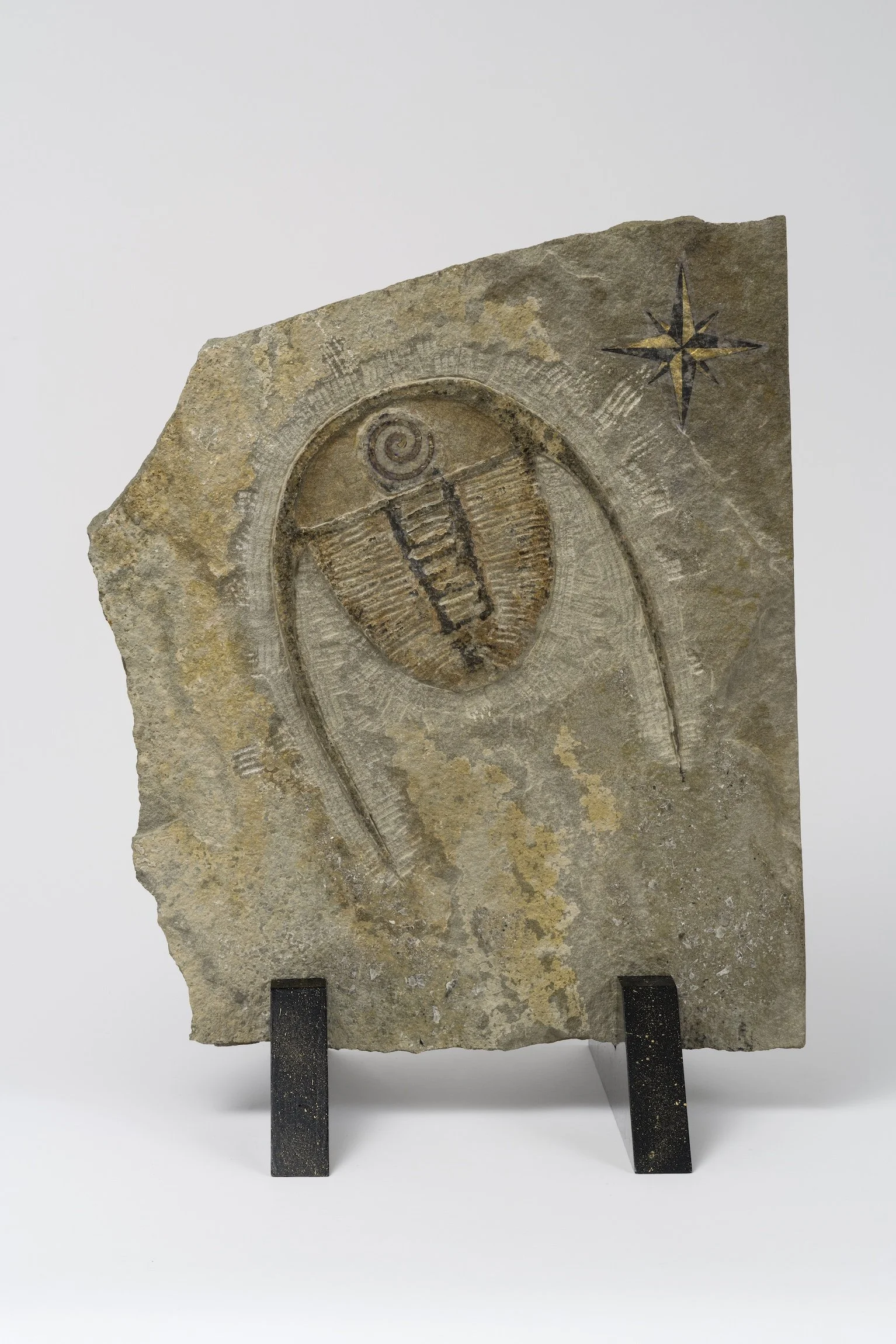  LE PÈLERIN, H 23’’ x L 17’’.5 x P 13’’ (avec base), grès bleu ciselé avec flocons de muscovite, graphite et patine acrylique, sur base de bois de rose teinte et patinée, signature sur cuivre provenant du toit du Château Frontenac. (Bellsard)