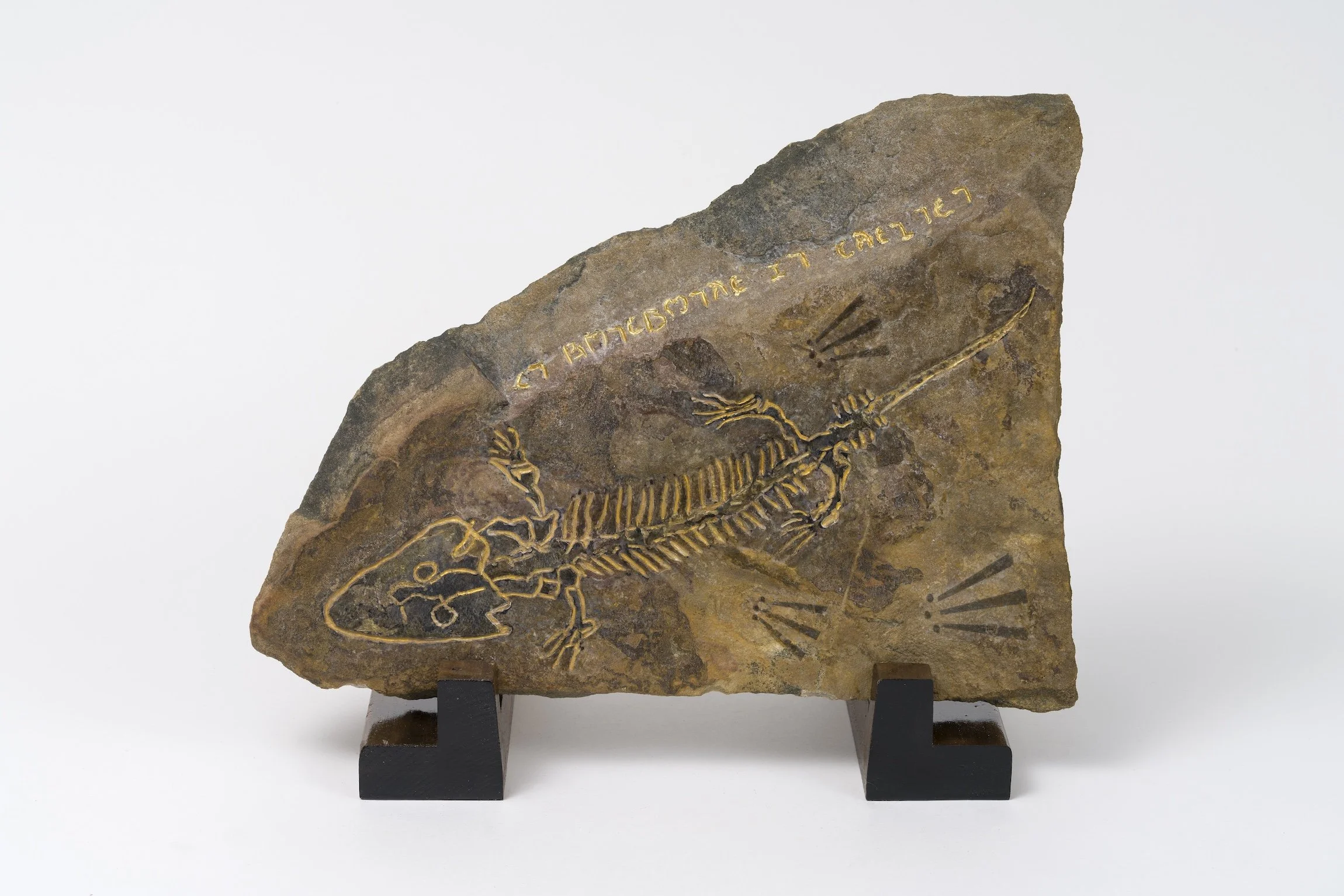  LES CRIS DE LUMIÈRE, H 13’’.5 x L 15’’.5 x P 7’’.5 (avec base), grès ciselé, patine acrylique, langage énochien doré, sur base de bois franc teint, signature sur cuivre provenant du toit du Château Frontenac. (Bellsard)