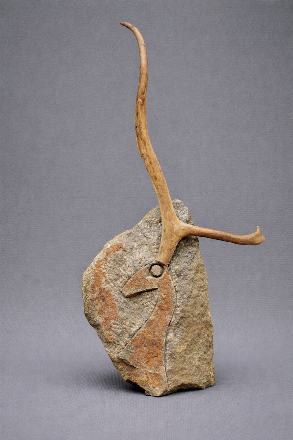 LA RENAISSANCE, H 21’’ X L 7’’ X P 5’’, minerai de graphite taillé et bouchardé avec bois de chevreuil. (Claude Lessard)