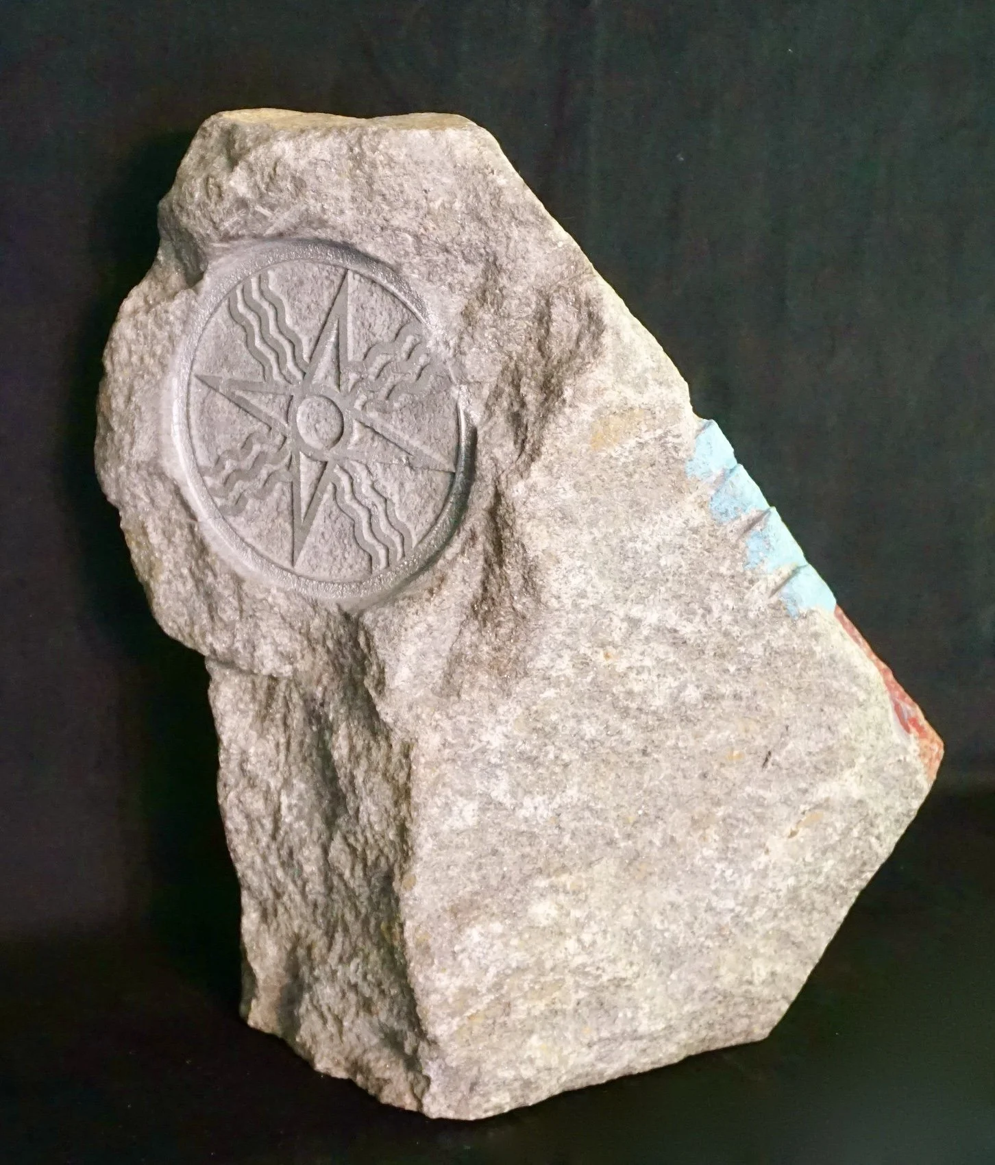 LE DISCIPLE DE SHAMASH, (vue de côté), H 14’’ X L 6’’ X P 12’’, minerais de graphite gravé et ciselé. (Claude Lessard)