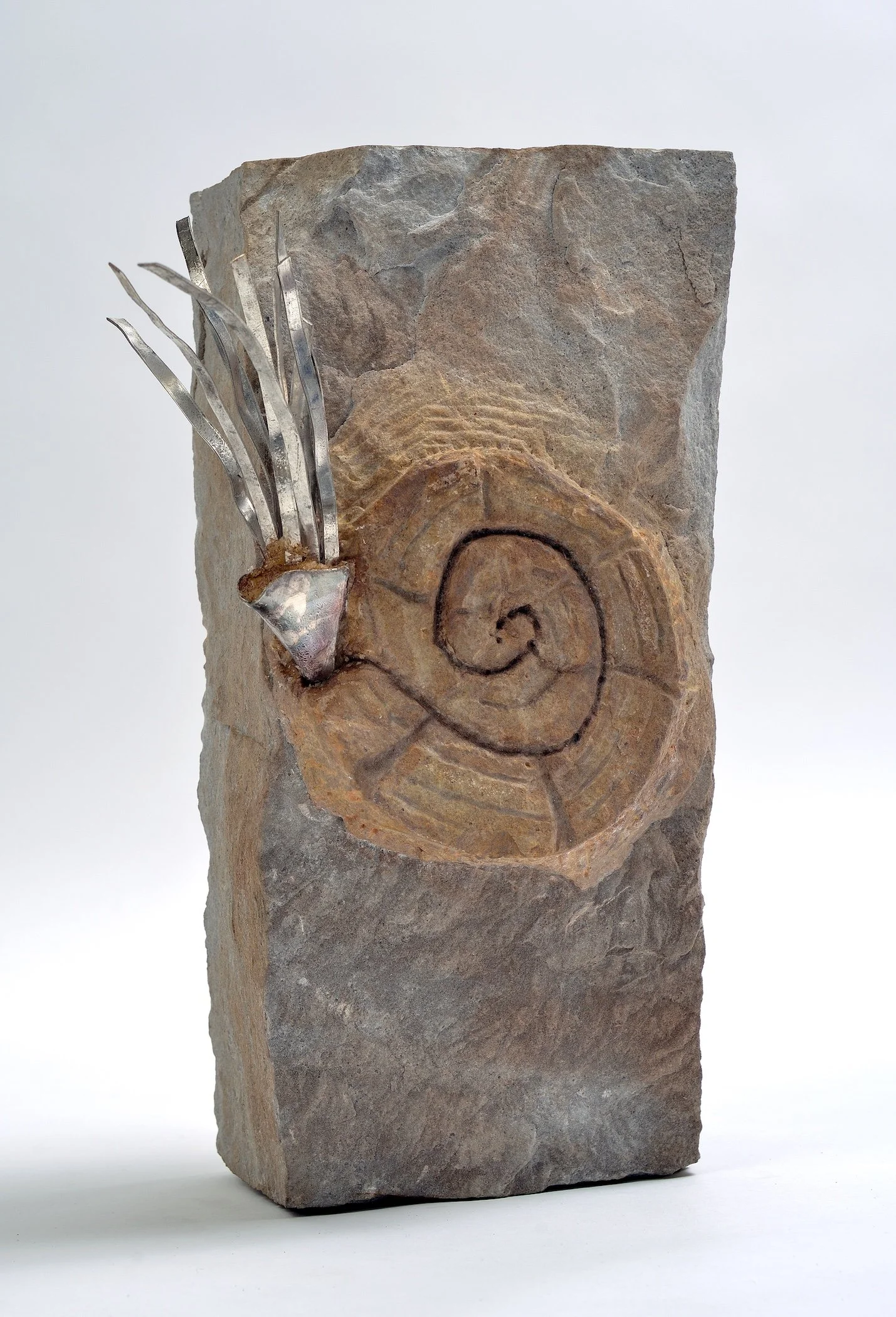 LE VOYAGEUR, H 14’’ x L 7’’ X P 6’’, grès beige ciselé, patine acrylique et argenterie provenant de l’Hôtel Reine Elizabeth. (Bellsard) VENDUE