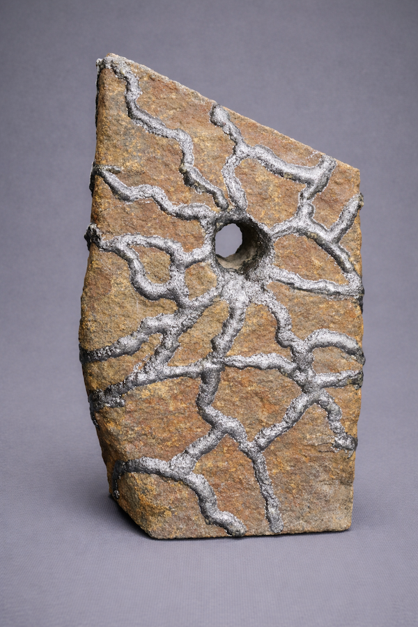 VITALITÉ MINÉRALE, H 14’’ X L 8’’ X P 4’’, minerai de graphite coupé et bouchardé, retravaillé avec flocons de graphite. (Claude Lessard) 
