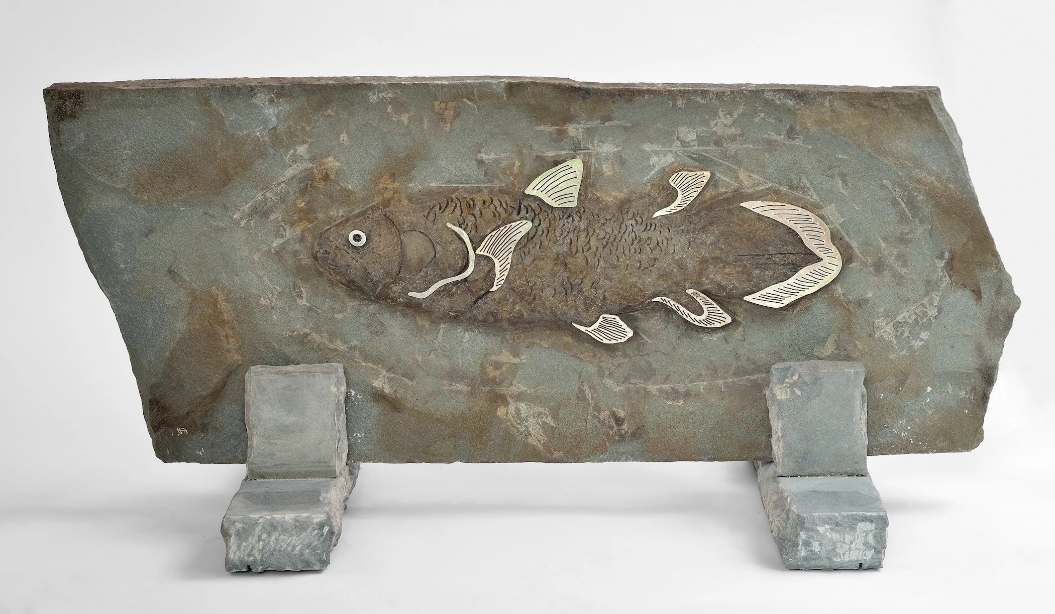 L’AMI FIDÈLE (coelacanthe), H18’’ x L39’’ x P15’’ (avec base), bas relief sur grès (oxydé, ciselé et fini flamme, patine acrylique, argenterie et oeil de grenat almandin). (Bellsard)