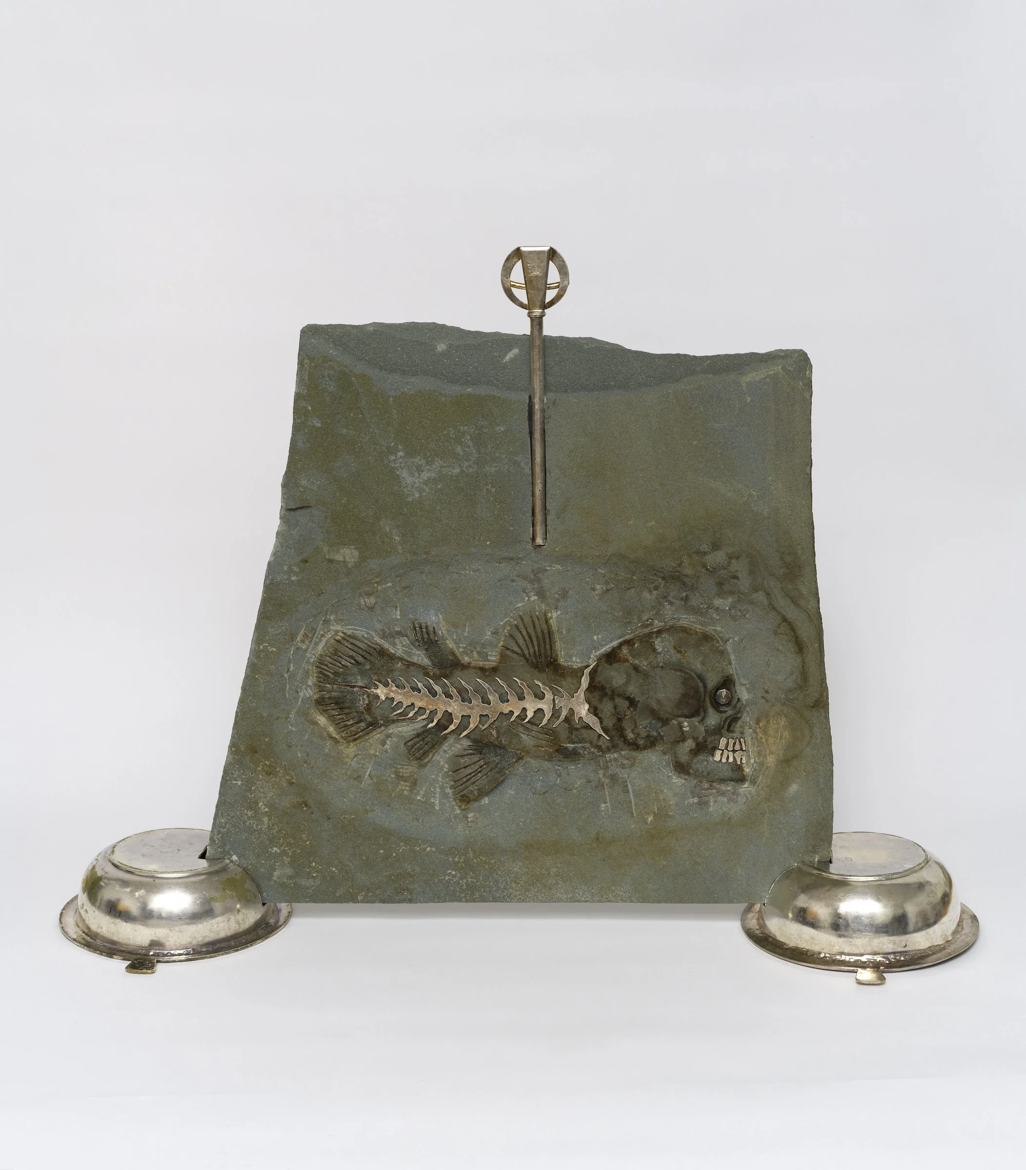 EXTINCTION DE L’HOLOCÈNE, H27’’ x L36’’ x P12’’ (avec base), bas relief sur grès oxydé, ciselé et fini flamme, patine acrylique, argenterie et cristal. (Bellsard)