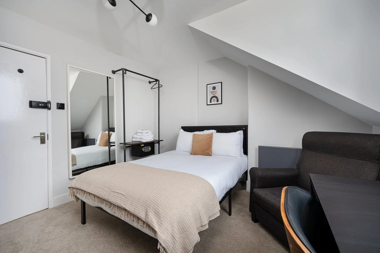 ROOM-20-2.jpg
