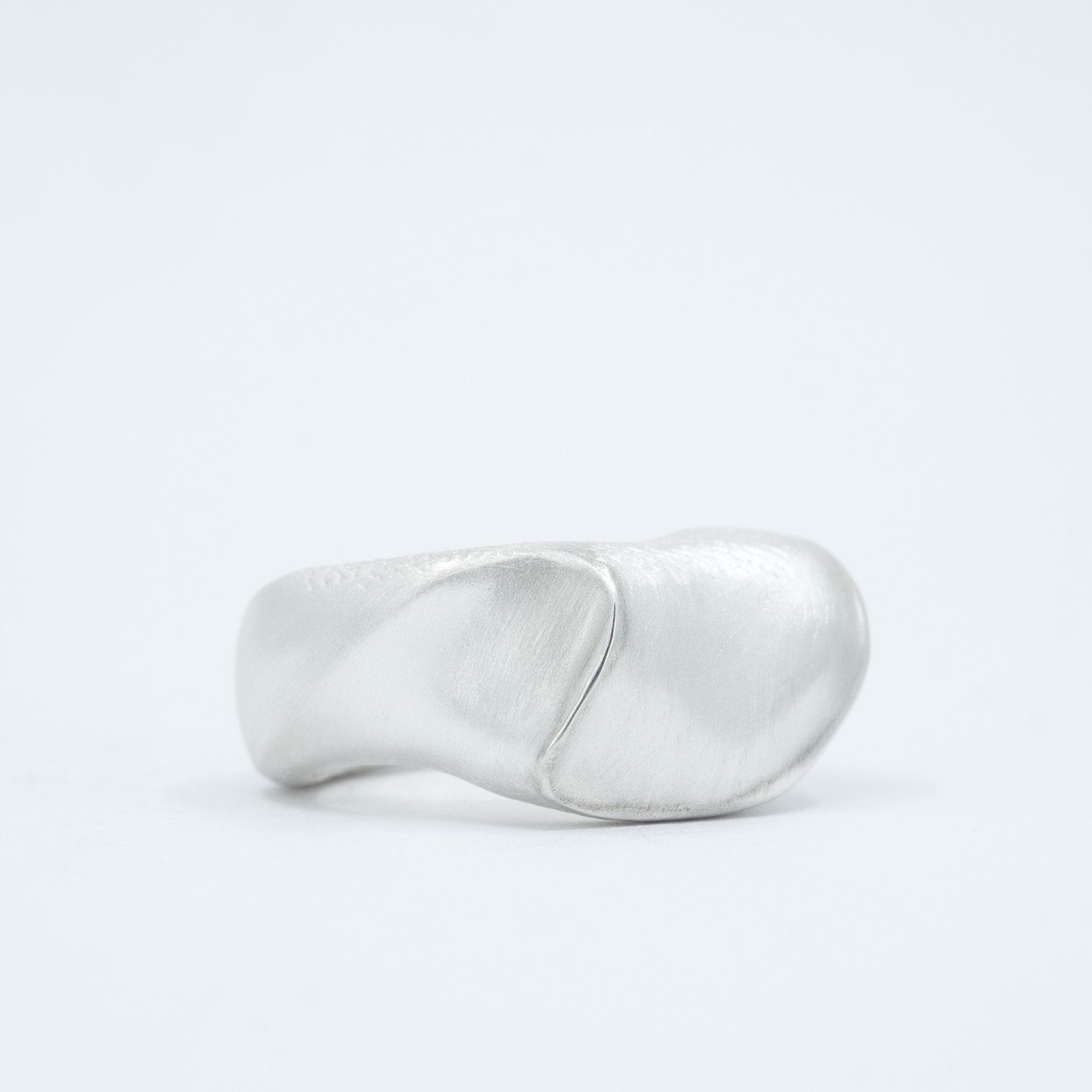 Bague argent massif 925 magnifiquement satinée et miroité à l'intérieur finement ciselée. Pièce d'artiste. Maître bijoutier : © Delphine Andonissamy. Photo : © Florent Lebon