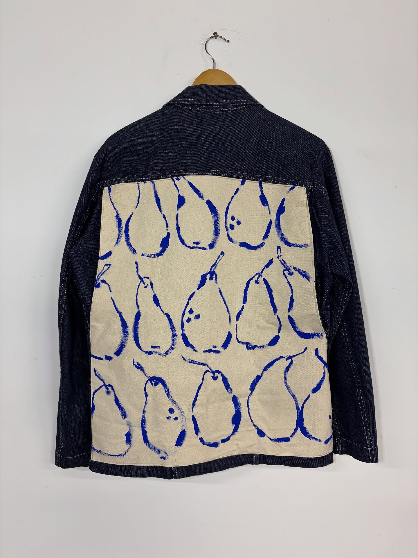 Slow brushstrokes, slow stitching, slow living 💙💙💙

I painted these pears onto canvas using the most gorgeous vivid blue paint. And then the magic that is Morgan @feredaystudio got to work on making it into a jacket.

Do you love art/clothing with