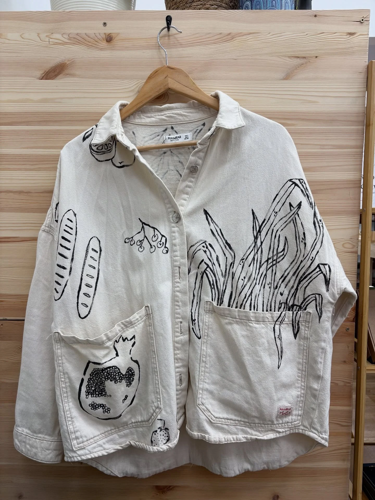 Painting on preloved @pullandbear white denim jacket.

I love the texture of the black paint against the white denim. And the plant in the pocket&hellip; 💋 💋 💋 

I&rsquo;ve popped this one in the shop&hellip; for now! 😆

Get in touch if you want 