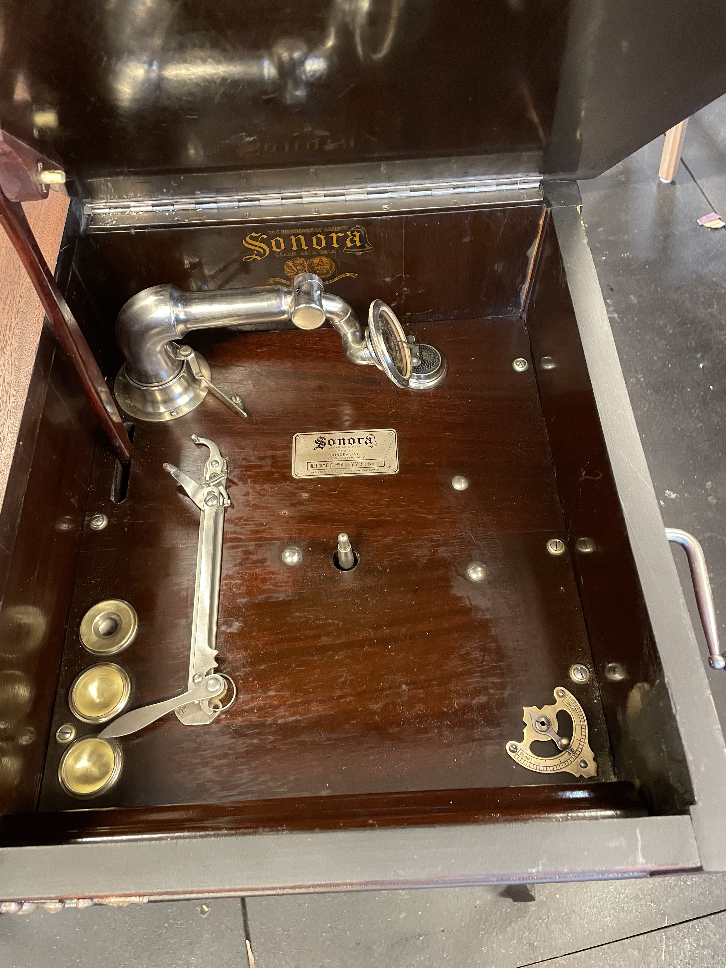 Sonora phonograph 1.png