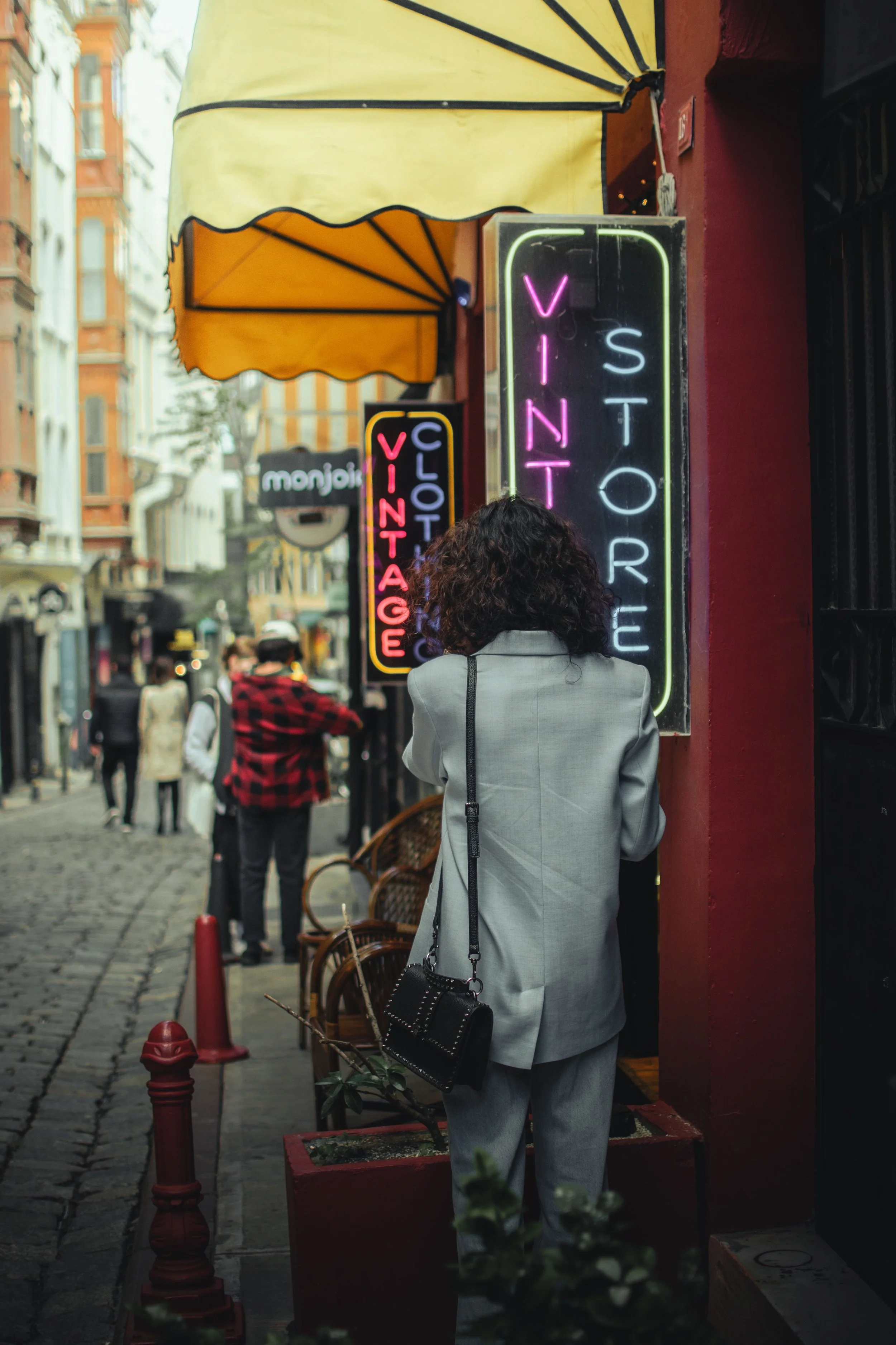 How to Find Hidden Vintage Gems While Thrifting