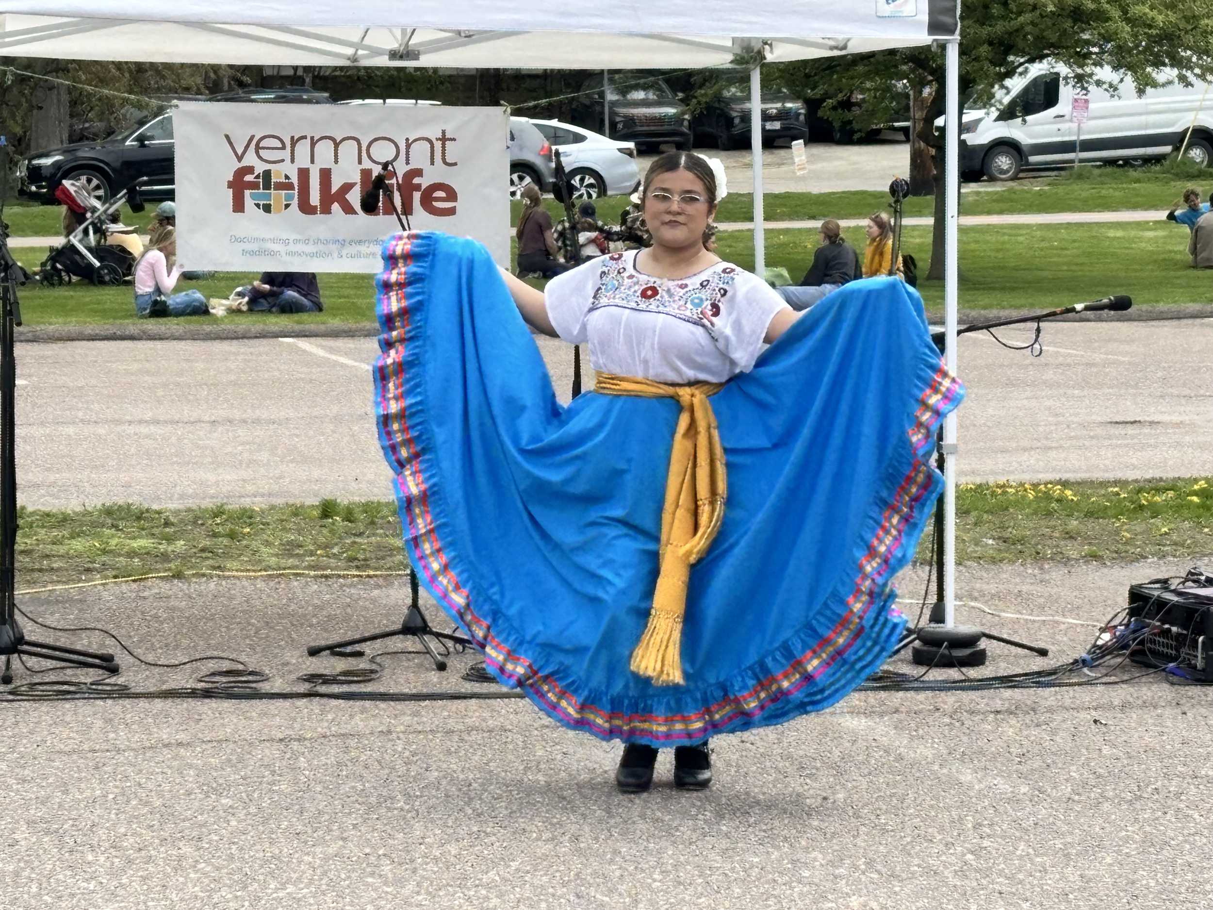 Isbeth Bustos performing baile folklórico 