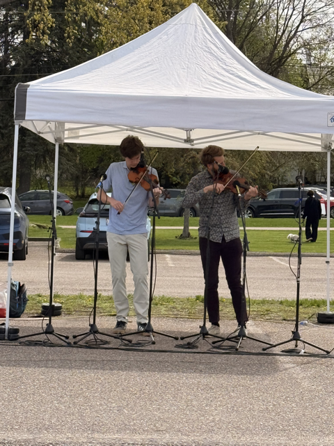 Bjorn Peterson and Oliver Scanlon playing fiddles
