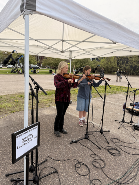 Annabel Davies and Laurel Guertin on fiddles