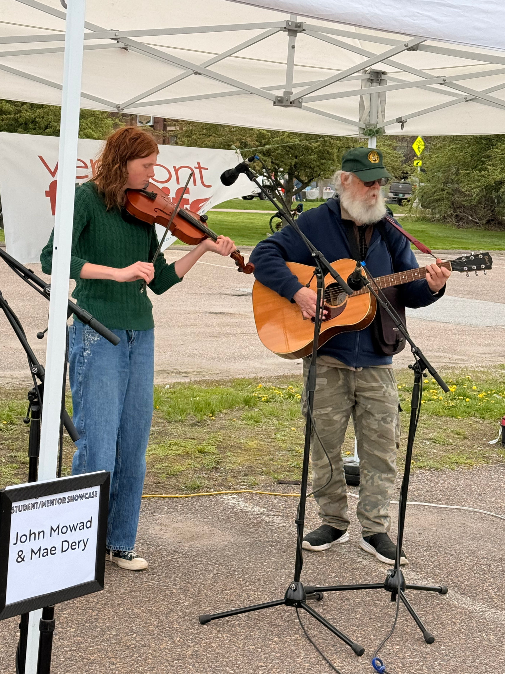 John Mowad and Mae Dery on fiddle and guitar