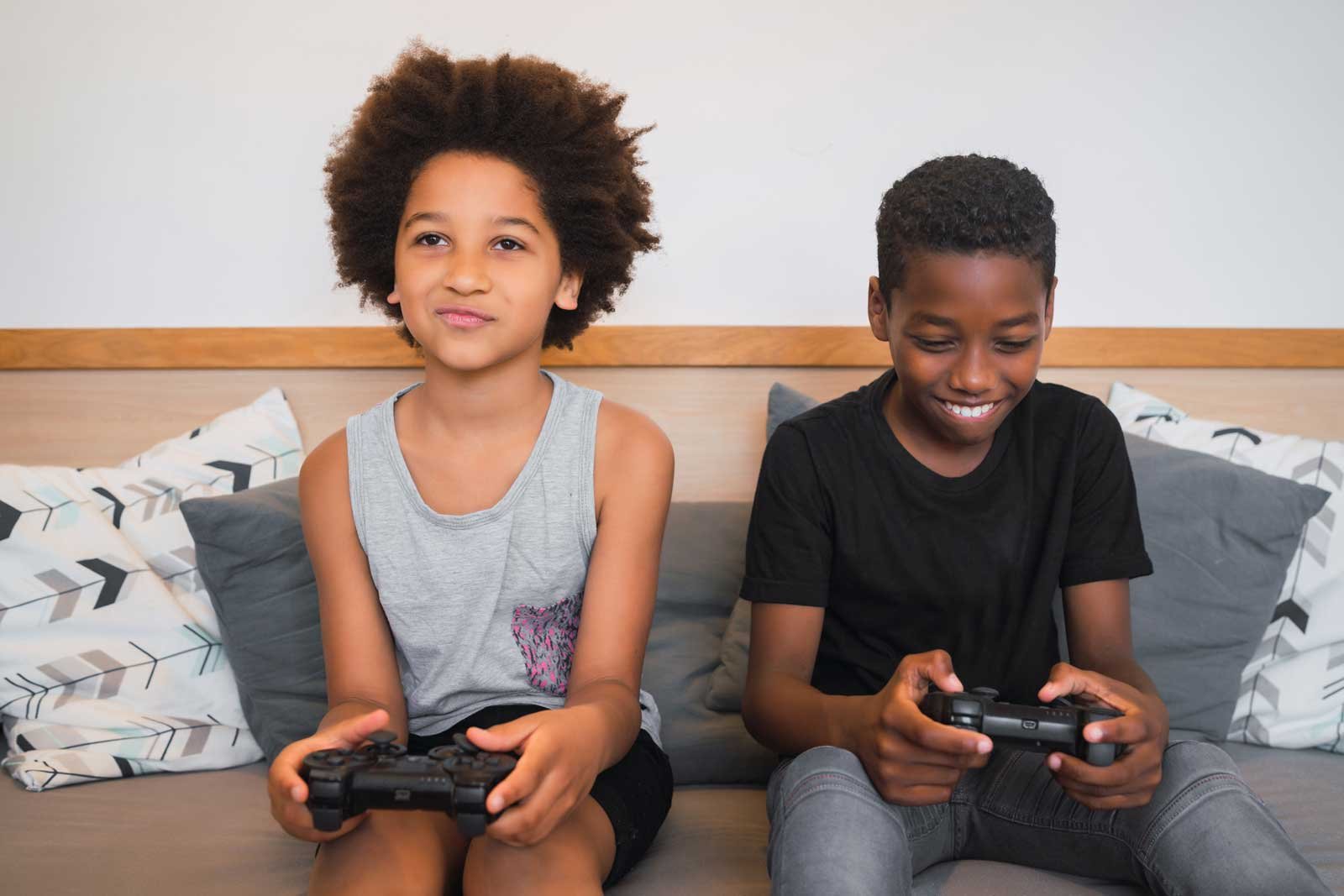 игрушка для двух братьев. Brother play. Brother play. Little brother game. Two brothers play.