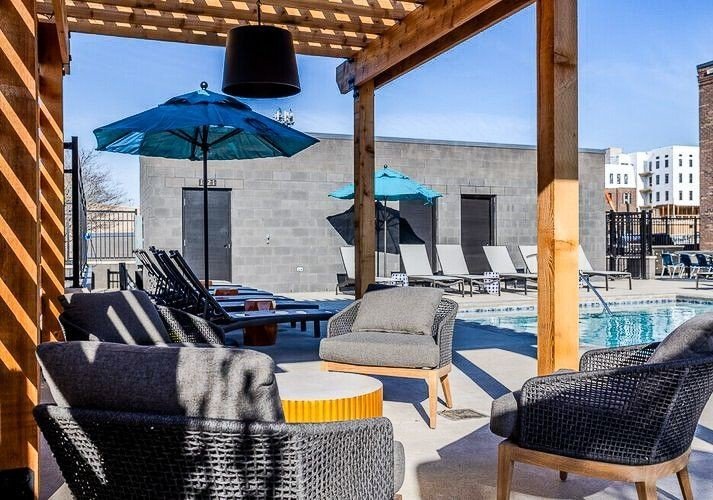 This patio space is perfect for warm days with your friends! ☀️