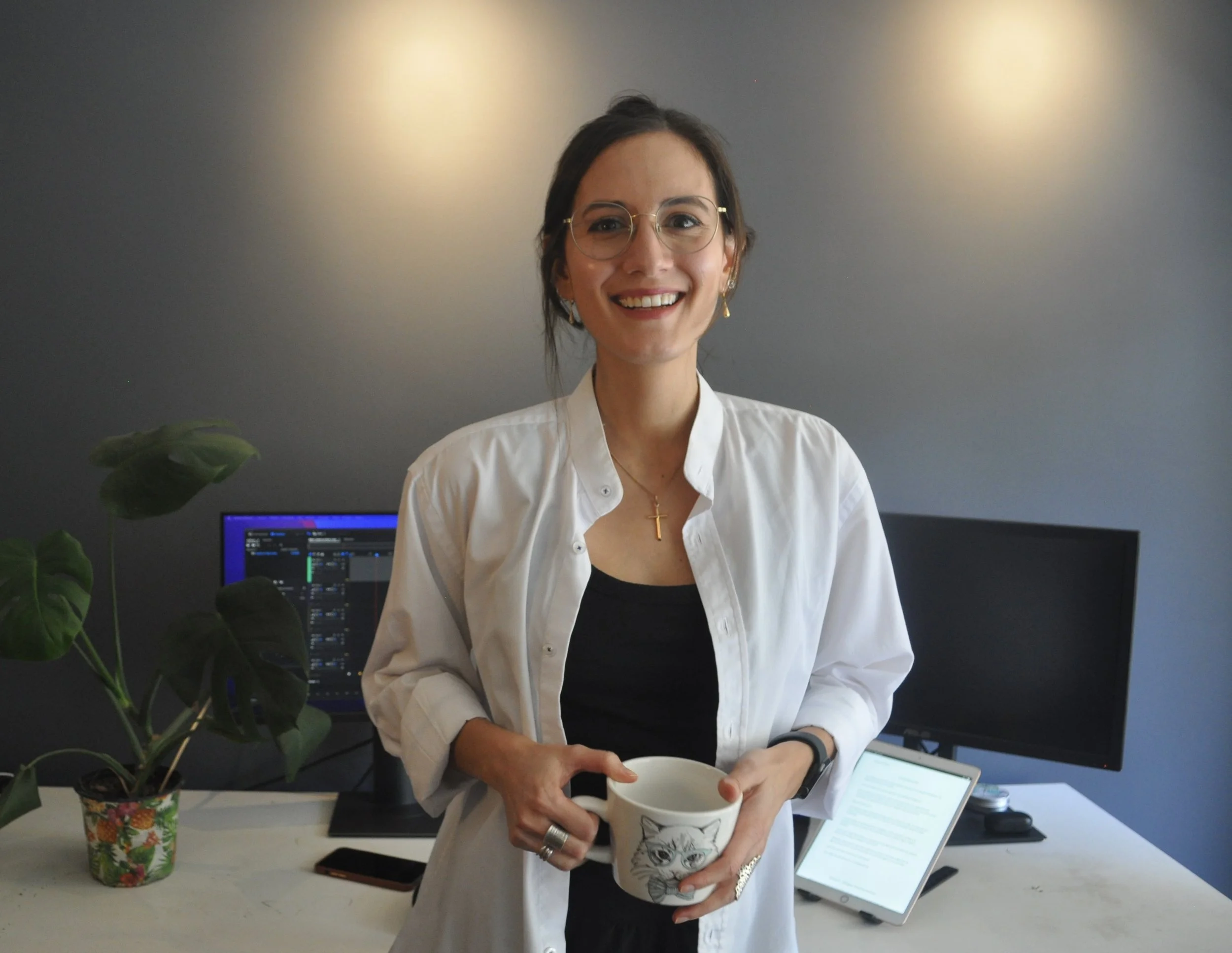 Cristina Montecinos sosteniendo una taza