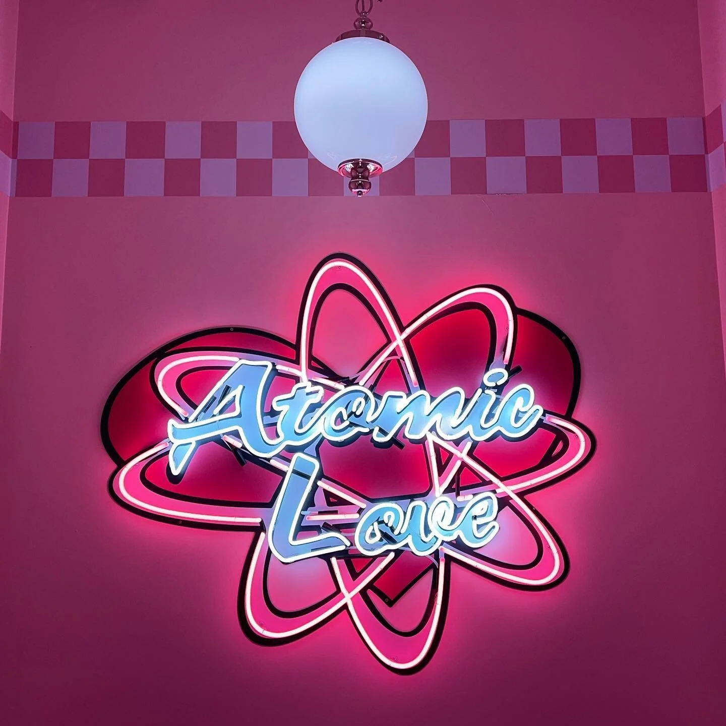 Atomic Love 💗 @wonderland.soho Pink neon lights above seating booth #neon #americandiner #oldcomptonstreet #neonlights #atomiclove #pink