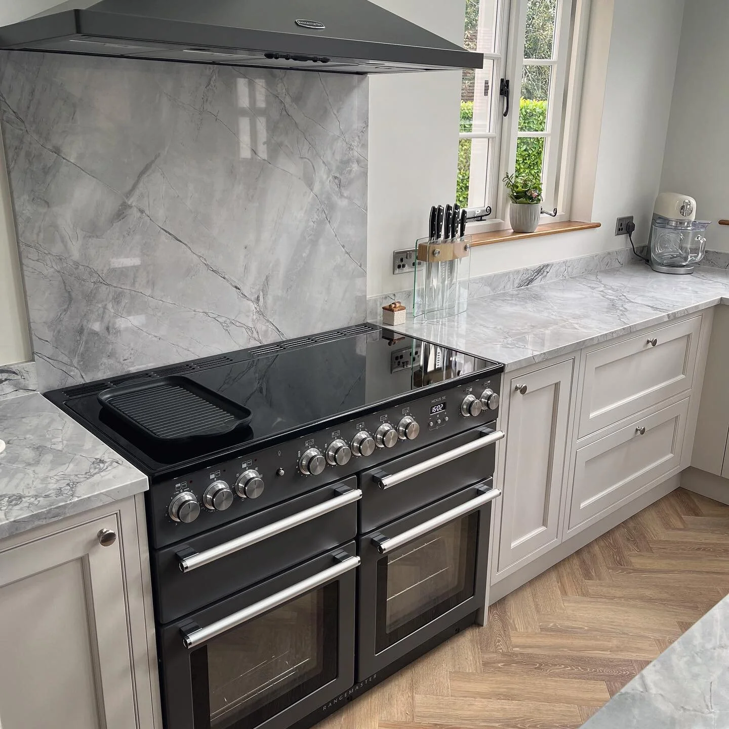 Bourne Place kitchen range cooker #kitchendesign #rangecooker #granitesplashback